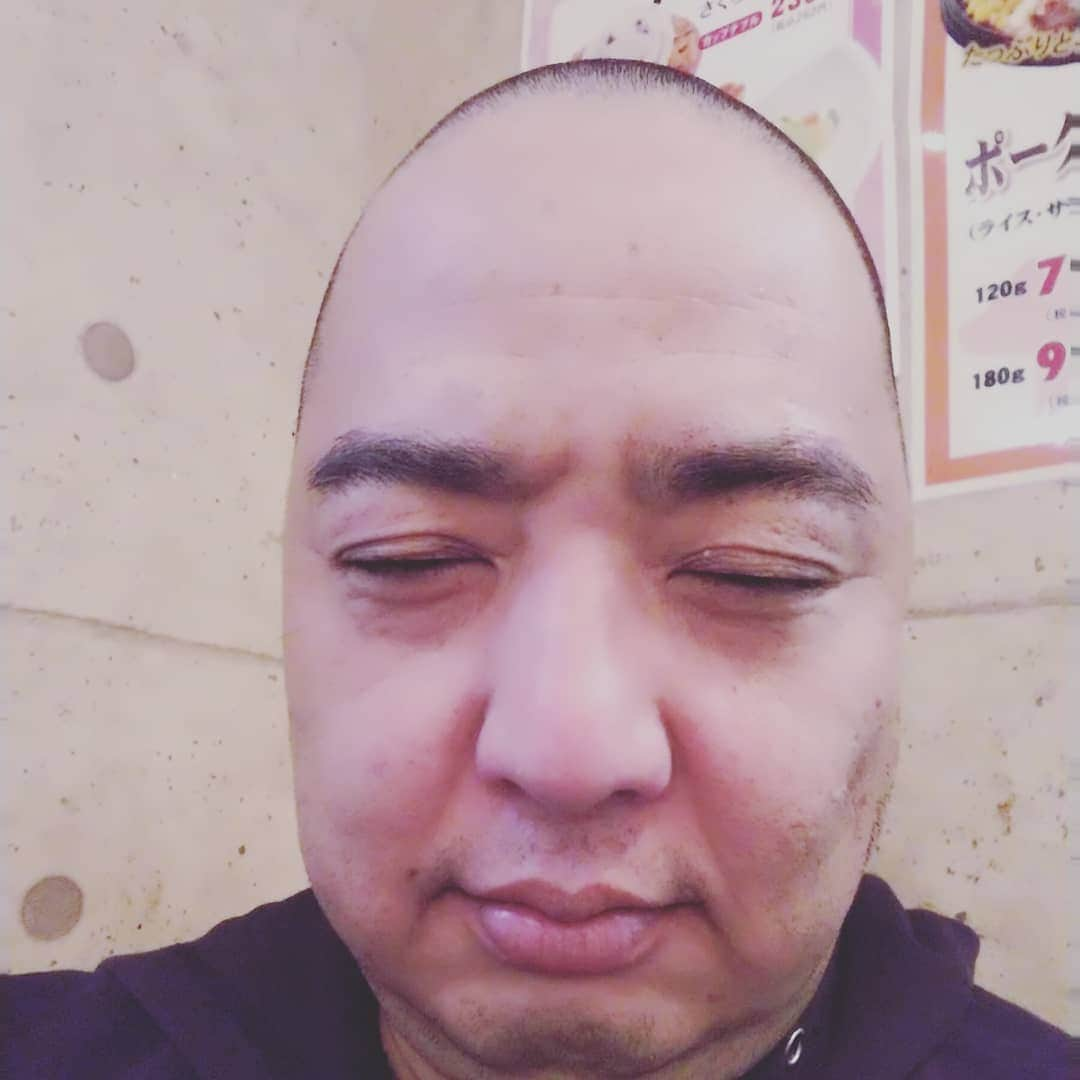 どさけんさんのインスタグラム写真 - (どさけんInstagram)「髪の毛が5厘になりました。いわゆる反省坊主です！いつものカットより20分の１です！」3月8日 13時51分 - dosaken101