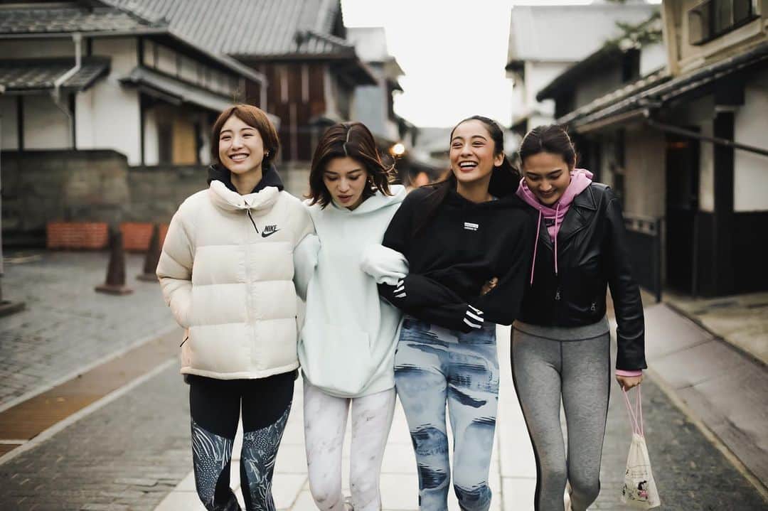 natural beauty campのインスタグラム：「❄️ すっごく寒かったから みんなでぴったりくっついて竹原の街歩き  #naturalbeautycamp  #ナチュラルビューティーキャンプ  #JR西日本  #せとうちパレット」
