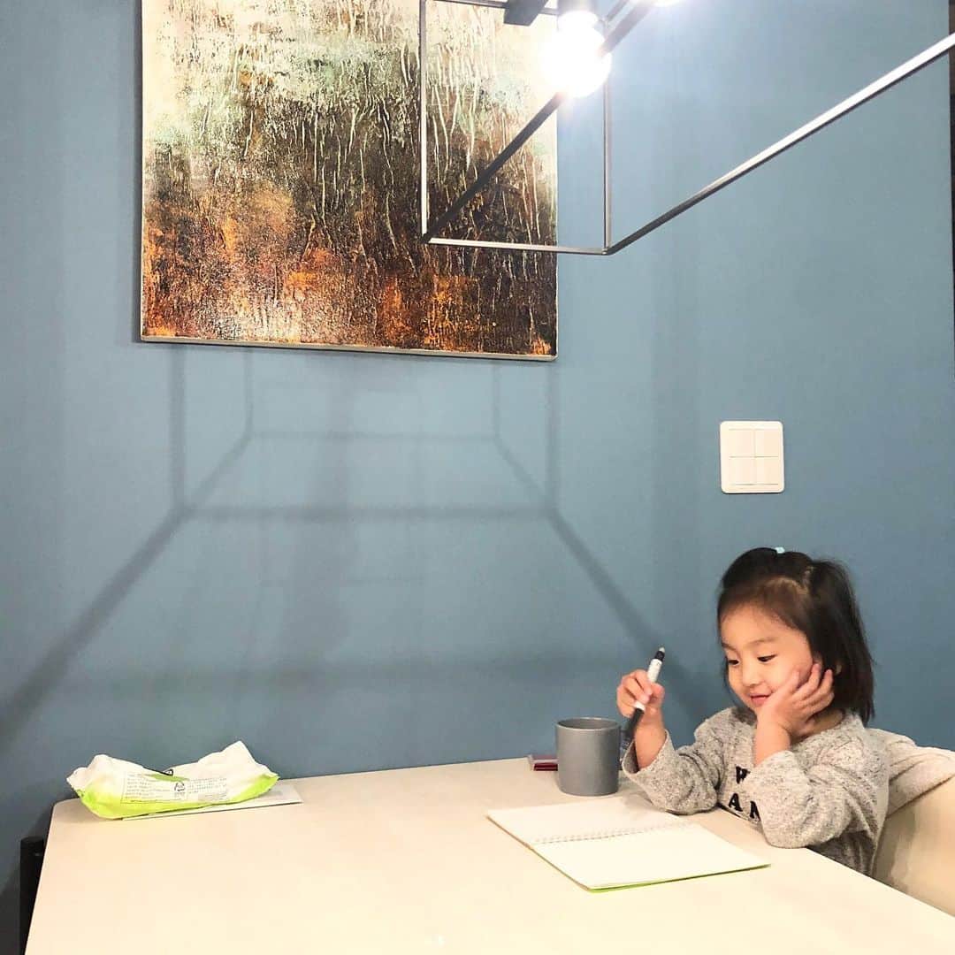 秋定麻紀子さんのインスタグラム写真 - (秋定麻紀子Instagram)「「お仕事してるから邪魔しないで！」 誰に似たんだか（笑） #娘 #3歳」3月8日 14時02分 - makiakisada