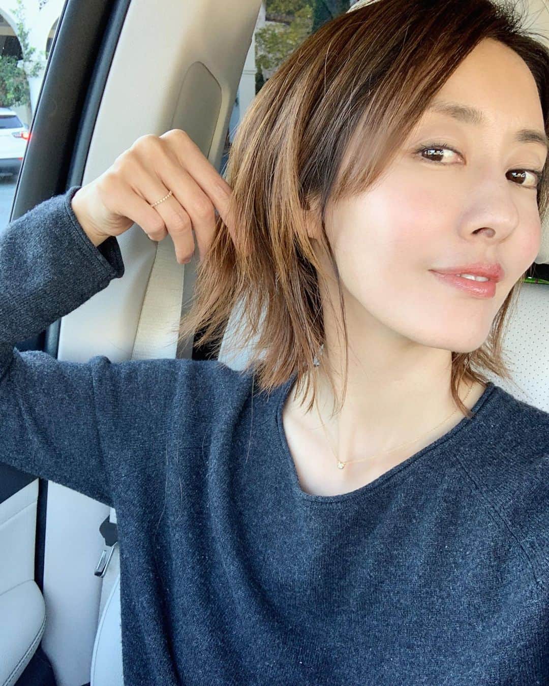 高木りなさんのインスタグラム写真 - (高木りなInstagram)「そういえば髪切りました。 誰からも気づかれませんが。 そして出産後の抜け毛が止まりません。 シャンプー後、排水口にドサッ。 朝起きたら、枕にドサッ。 #とーちゃん髪の毛少し下さい 머리 짤랐음 근데 아무도 못알아본다 그리고 산후 머리가 너무 심하게 빠짐... #남편머리좀주세요」3月8日 14時17分 - rinasvoyage