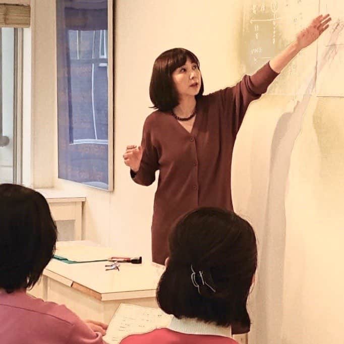 麻木久仁子のインスタグラム：「【お知らせ】3月11日に開講予定だった『美彩薬膳講座』は時節柄、中止させていただくことになりました。すでにお申し込み済みの方々にはご連絡差し上げております。楽しみにしていただいたのに申し訳ありません。  新型コロナウイルスのみならず、インフルエンザやノロウイルスなども心配です。  日頃の体力維持や体調管理がますます大切になりますね。こんなときこそ、体に優しいバランスの取れた食事を取る「薬膳の精神」を是非、日常的に取り入れてください。  皆さま、くれぐれもご自愛くださいね。」