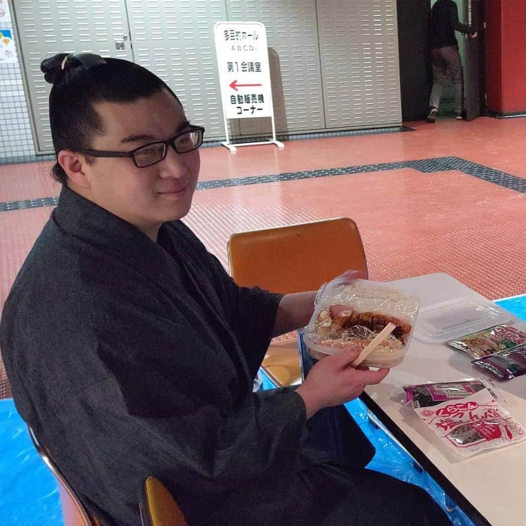 日本相撲協会さんのインスタグラム写真 - (日本相撲協会Instagram)「力士の手作り弁当🌸  今場所は体育館外への外出ができないため、お弁当を持参する力士の姿も。  朝乃山も所属する高砂部屋では、大子錦が力士たちのお弁当を作っているそうです。  写真は朝童子と朝ノ島。  @sumokyokai ﻿ #sumo﻿  #相撲 ﻿ #力士﻿ #お相撲さん﻿ #大相撲 ﻿ #大阪場所 ﻿ #三月場所 #春場所 #エディオンアリーナ大阪 #大阪府立体育館 #なんば #伝統文化  #３月 #無観客 #無観客開催 #無観客試合 #新型コロナウィルス #新型コロナ #マスク #消毒 #コロナ #感染拡大防止 #お弁当 #弁当 #ランチ #手作り弁当」3月8日 14時54分 - sumokyokai
