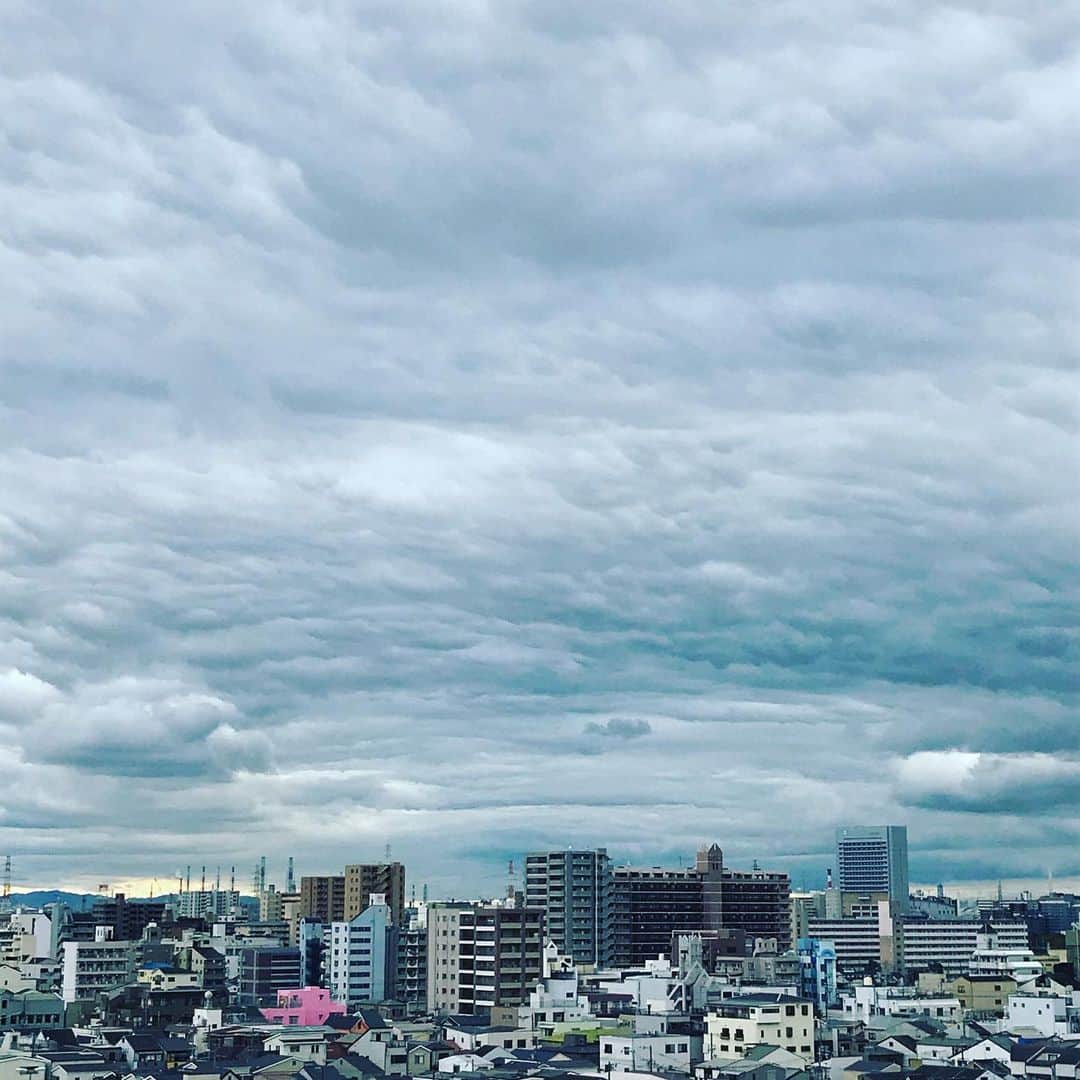 Larry のインスタグラム：「ゆく雲の流れは絶えずして、しかももとの空にあらずという風情。 明日はどっちだ。」