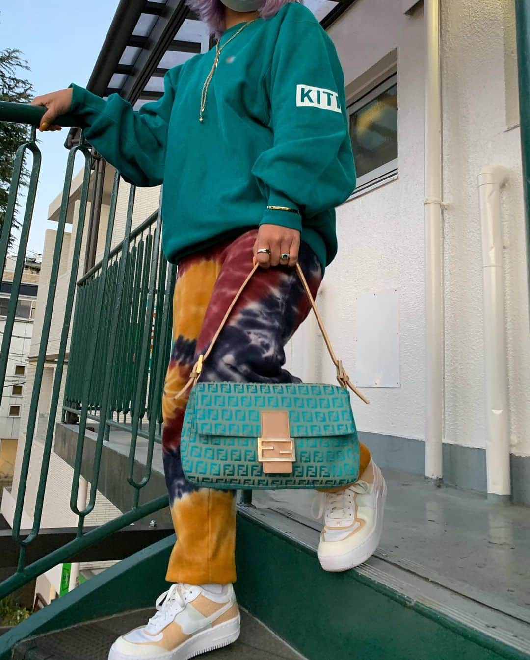 RIEHATAさんのインスタグラム写真 - (RIEHATAInstagram)「OOT"busy"D 👖🌀 #忙しいけど楽でいたいコーデ🧡🌀 淡いカラーコーデには、ベージュのスニーカーや水色のbagなど、夏寄りな小物を合わせてちょっと爽やかに🌞🏞 💎おなじみ大好きなシルバーゴールドmixのブレスレットや指輪たち (見にくいけどw🙏) 💎ヘアピンもネイビーのタイダイ (見にくいけど🙏)」3月8日 15時02分 - riehata