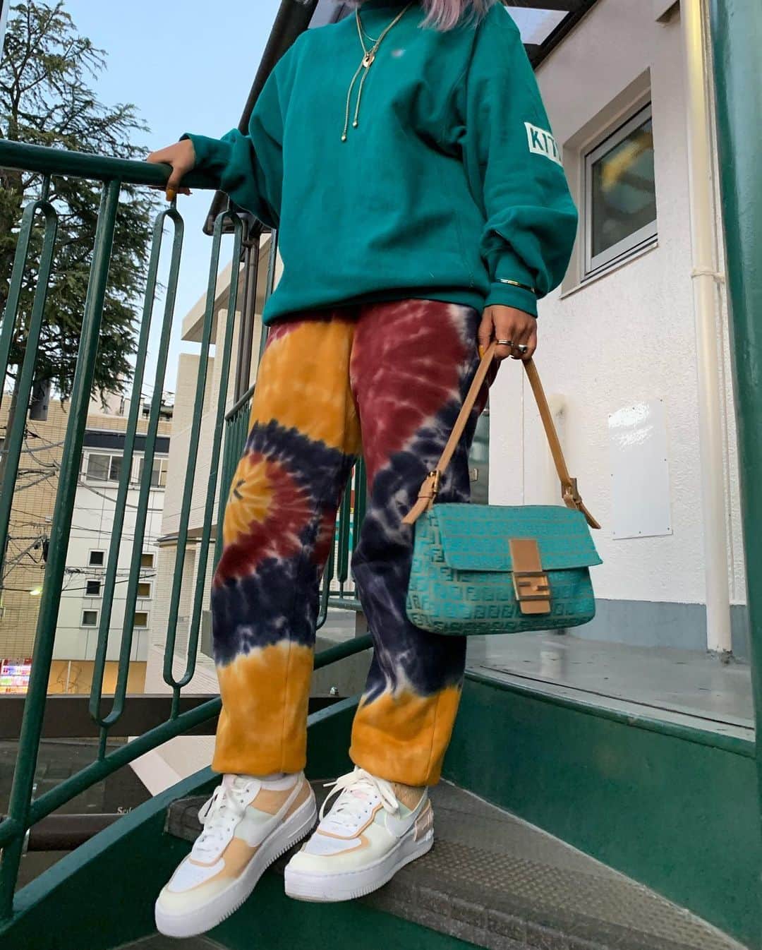 RIEHATAさんのインスタグラム写真 - (RIEHATAInstagram)「OOT"busy"D 👖🌀 #忙しいけど楽でいたいコーデ🧡🌀 淡いカラーコーデには、ベージュのスニーカーや水色のbagなど、夏寄りな小物を合わせてちょっと爽やかに🌞🏞 💎おなじみ大好きなシルバーゴールドmixのブレスレットや指輪たち (見にくいけどw🙏) 💎ヘアピンもネイビーのタイダイ (見にくいけど🙏)」3月8日 15時02分 - riehata