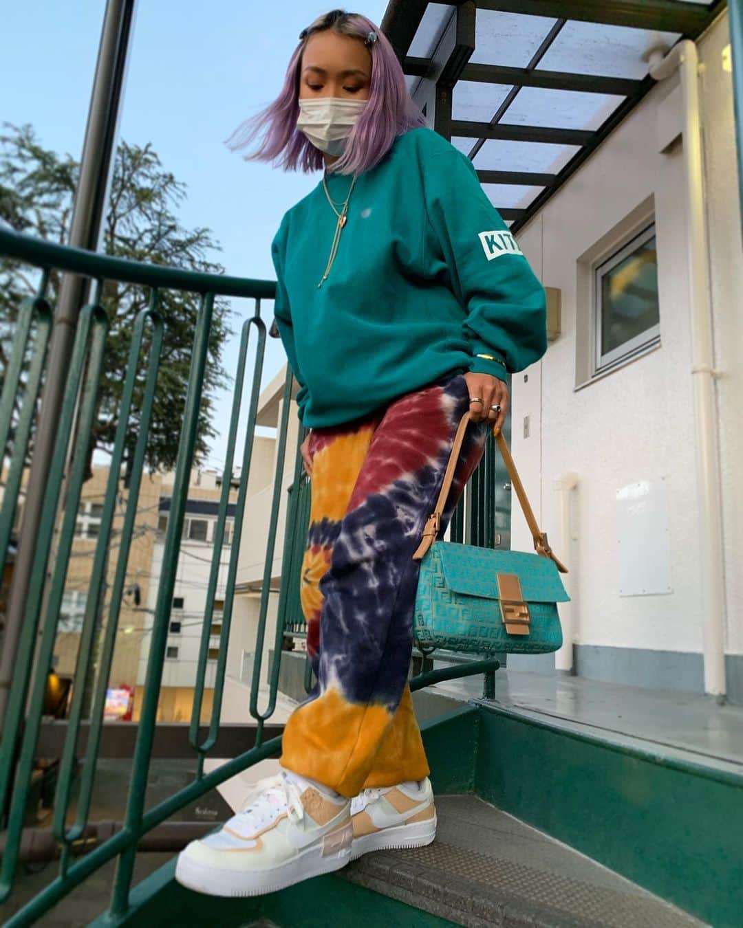 のインスタグラム：「OOT"busy"D 👖🌀 #忙しいけど楽でいたいコーデ🧡🌀 淡いカラーコーデには、ベージュのスニーカーや水色のbagなど、夏寄りな小物を合わせてちょっと爽やかに🌞🏞 💎おなじみ大好きなシルバーゴールドmixのブレスレットや指輪たち (見にくいけどw🙏) 💎ヘアピンもネイビーのタイダイ (見にくいけど🙏)」