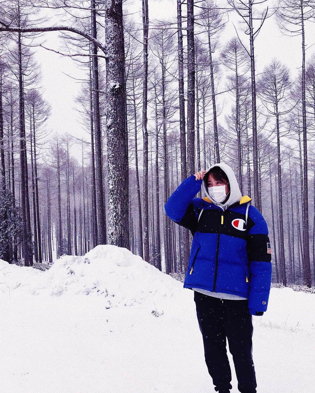 藤巻紗月のインスタグラム：「... 雪国で泳ぐのも悪ないね #champion #chmpionjp #cpfu」