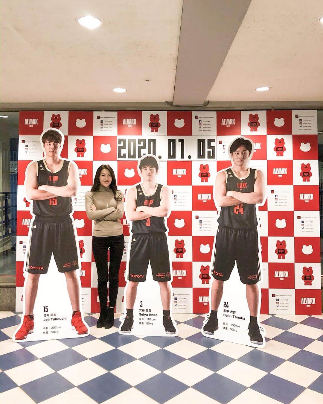 のインスタグラム：「#bリーグ観戦 ログ🏀2日連続同カード観戦って久々でおもしろかったなぁ。。 . 等身大パネルがあったのでつい😂気がついたけどこちらの3選手の皆さんとは手を組む方向が逆だ…🤔 @alvark_tokyo  #だからといってなんだったかは忘れました笑 #bリーグ #スポーツ観戦 #スポーツ観戦中毒 #バスケも野球もラグビーも全部全部早く見たいなー」