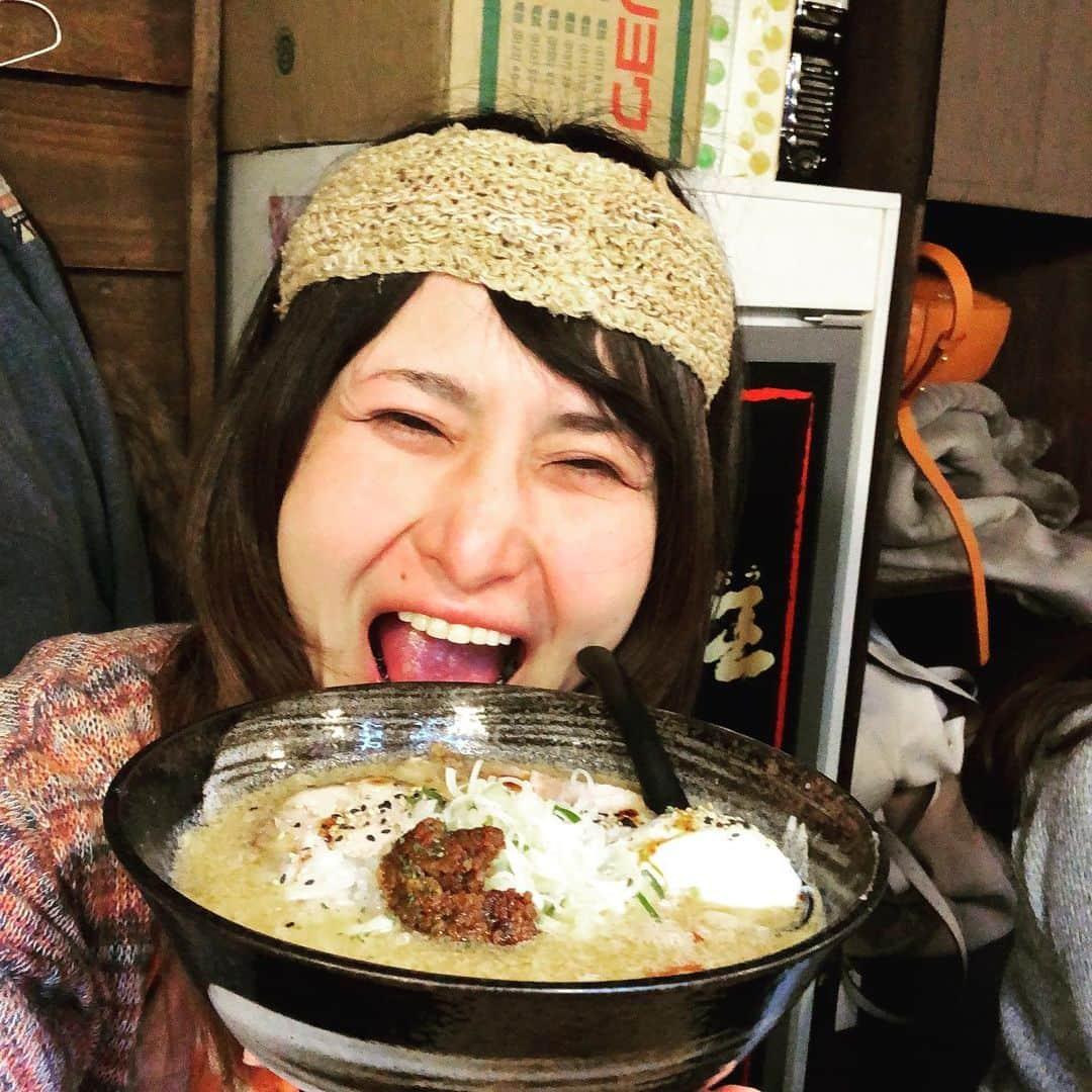 アンジェラ佐藤さんのインスタグラム写真 - (アンジェラ佐藤Instagram)「アンジェラ薄野回遊録その③  すすきのラーメン獅子王の濃厚温玉辛みそらーめんで舌鼓！そしてBARはしご！  #すすきの #獅子王 #ラーメン #濃厚で深みのあるスープ #温玉を割って混ぜるとこれまたまろやか #ツルッとプリシコな麺 #生姜をいれるとスープの輪郭が変わってキリッとしまる #お酒と惣菜の店万福でご飯大盛り #可愛い女の子がお料理作ってくれるのだよ #そしてコミュニティBAR札幌で飲もうにお邪魔 #久しぶり飲み過ぎた #ヒンナヒンナ #入店前にアルコール消毒や手洗いに気をつけなきゃね」3月8日 15時24分 - angela_satou