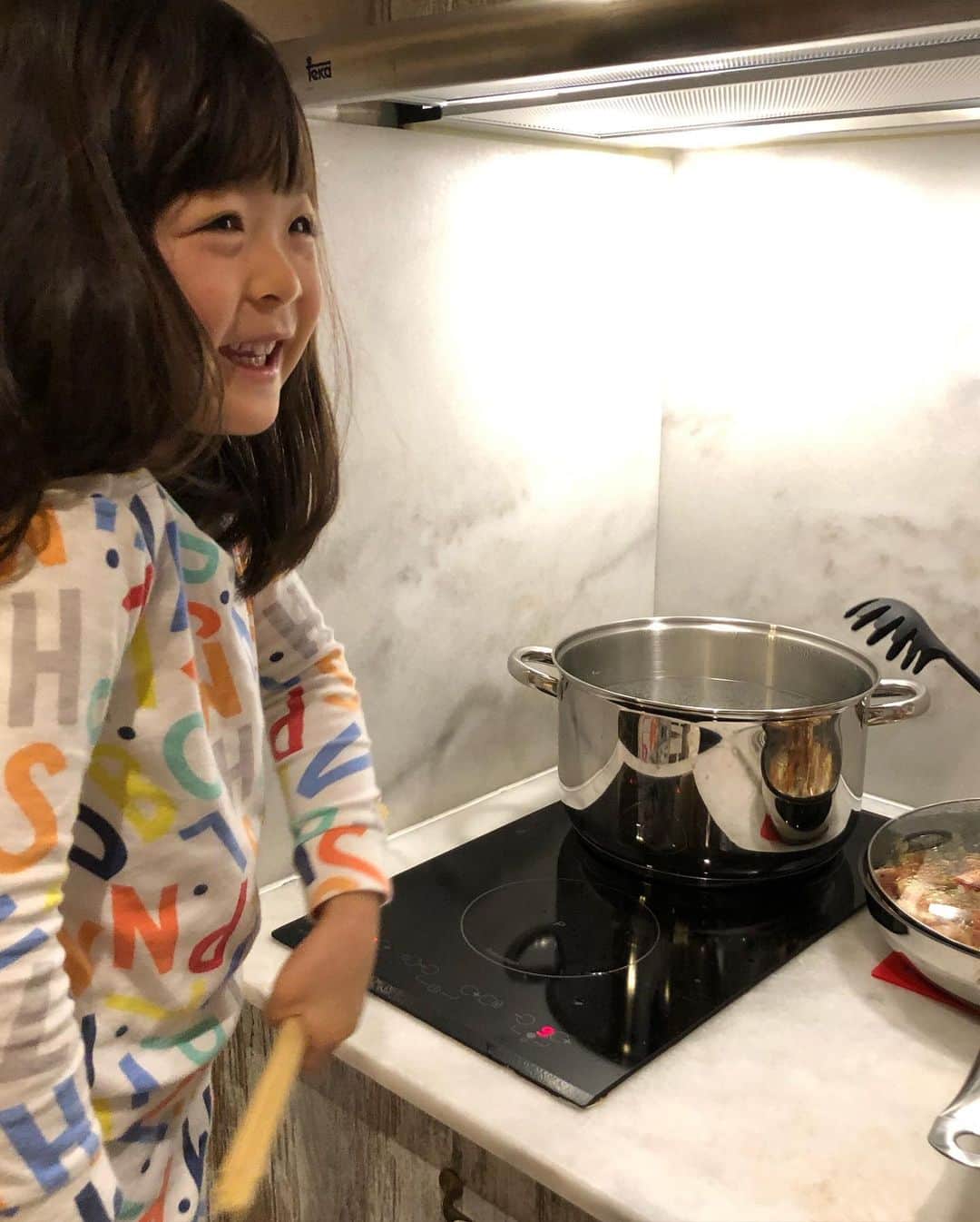 中岡由佳さんのインスタグラム写真 - (中岡由佳Instagram)「日曜日。朝6時半に朝ごはん。昨夜は食べずに寝てしまったので、朝からスパゲティー作り。Minaもお手伝いしたいと張り切って麺を茹でてくれました。しっかり食べて今日も出かけよう！ #spain #barcelona #morning #cooking」3月8日 15時28分 - yuka_nakaoka