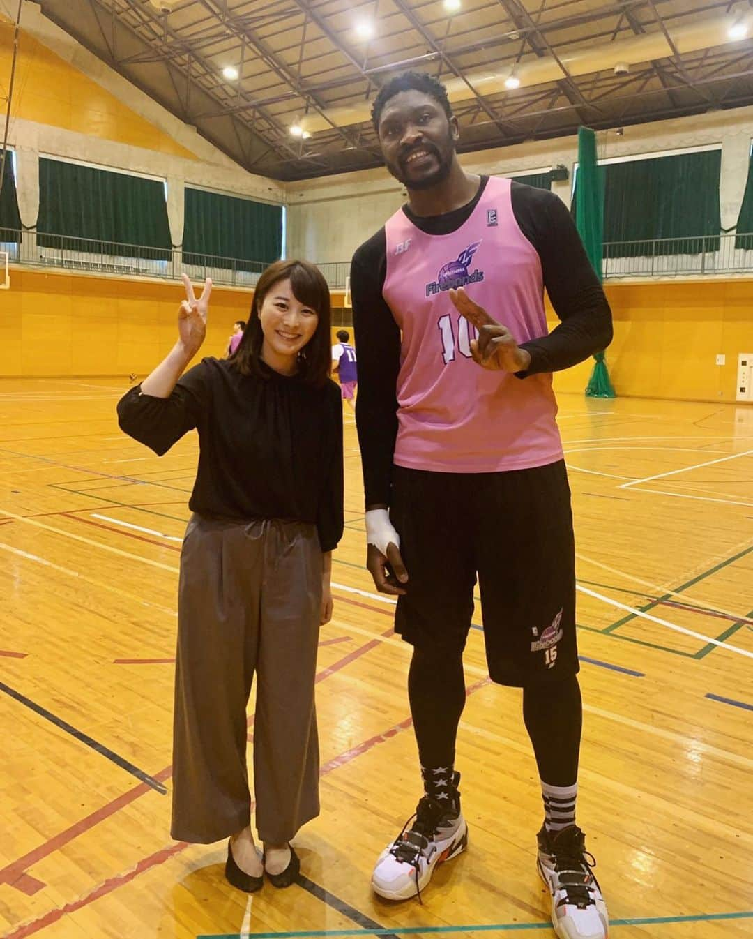 山崎聡子さんのインスタグラム写真 - (山崎聡子Instagram)「福島ファイヤーボンズを取材しました🏀  5試合が開催延期になりましたが、次の週末の試合から再開予定。シーズンを通しても1位2位を争うくらい良い雰囲気で練習が出来ているそうです☺️ . 次の試合から復帰予定のチリ選手にもお話を聞きました。身長208cm！マイクを向けるのが大変でした🎤笑 詳しくは、あすの#ふくしまjチャン で⛹️‍♂️ . #福島ファイヤーボンズ #チリジネパウェ選手 #福島レッドホープス の新体制発表の様子も⚾️」3月8日 15時47分 - 310puu