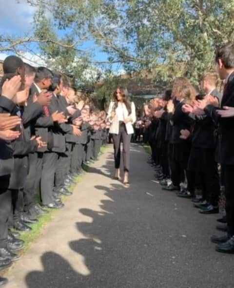 英ヘンリー王子夫妻のインスタグラム：「Happy International Women’s Day! Here, a glimpse of The Duchess’ visit to the Robert Clack School to hear from the students on what IWD means to them, and how we can all uplift one another.  Tag an inspiring woman in your life and tell us what #IWD2020 means to you.  More behind the scenes moments coming soon...」