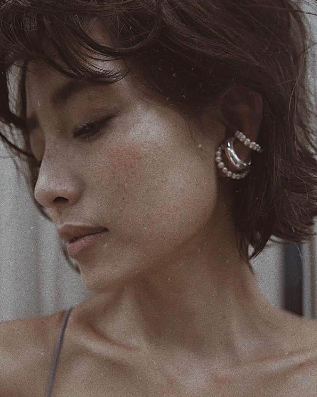 JUNNAさんのインスタグラム写真 - (JUNNAInstagram)「1枚目の2つは @diezsaskia の新作✨  届くのを楽しみにしていたイヤーカフが続々と届いています。  2枚目以降は昨年展開したもの。  パール×シルバーや、パール×ゴールド、シルバー×ゴールドetc... 組み合わせ無限大♾  お手持ちのアクセサリーとのアレンジをお楽しみ下さい😌  詳細は @etretokyo HPにて公開予定です。  #etretokyo #diezsaskia #earcuff #earrings #イヤーカフ #アクセサリー#2020etre_ss#サスキアディツ#saskiadiez」3月8日 15時52分 - junna