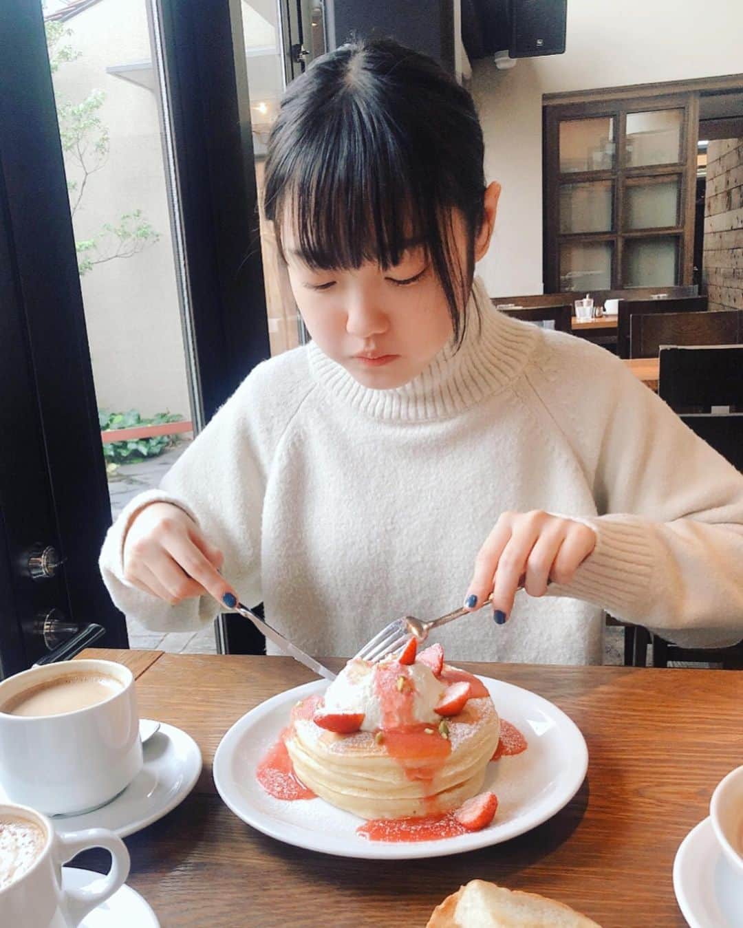吉永愛さんのインスタグラム写真 - (吉永愛Instagram)「パンケーキ食べる娘に… なんか、癒される❤️❤️❤️ #パンケーキ #いちごのパンケーキ #娘と #jk  #ivyplace  #代官山 #スイーツ #カフェ巡り #可愛い  #何気にネイルのカラーが好き」3月8日 16時21分 - a.i.yy