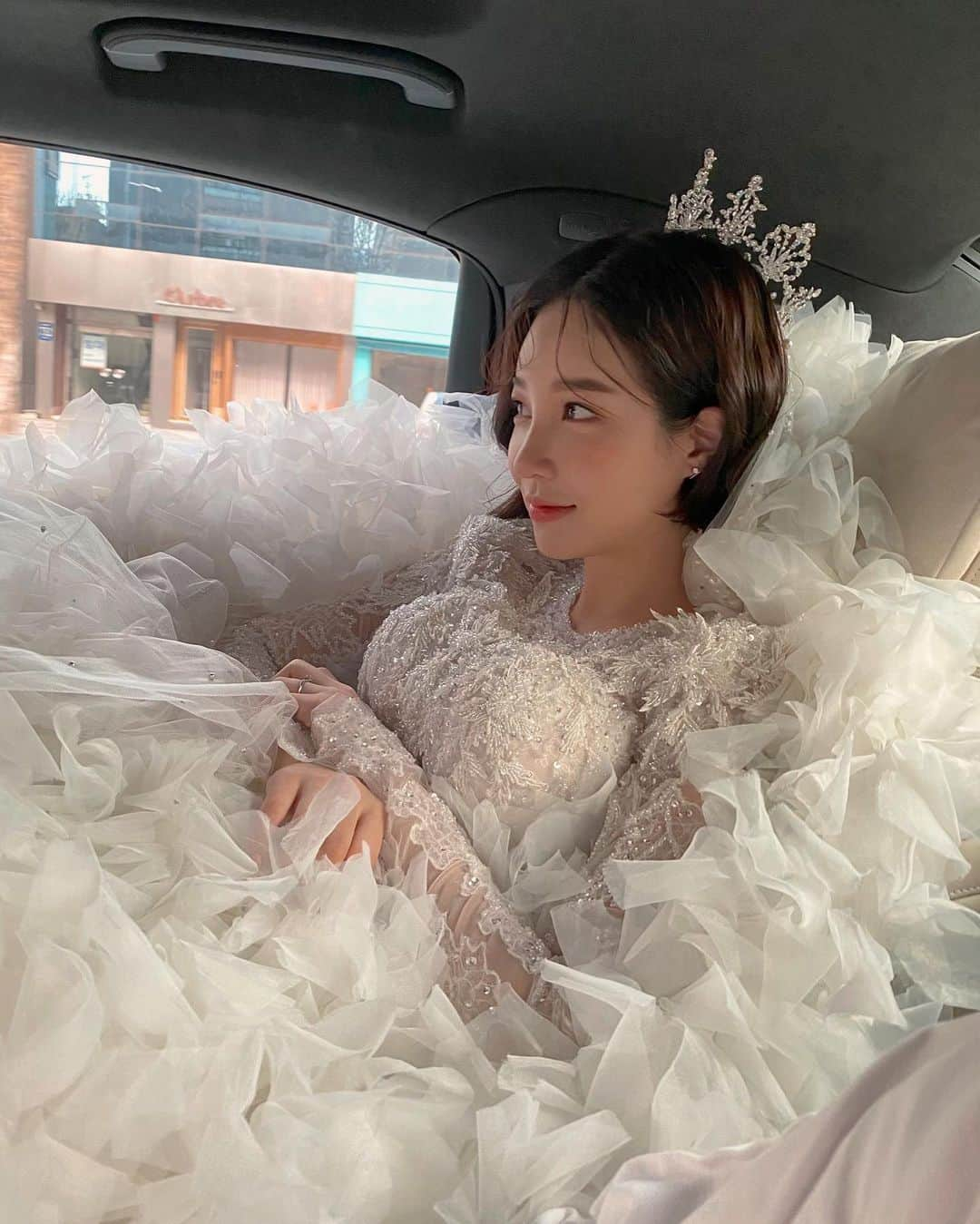 カン・ヘヨンさんのインスタグラム写真 - (カン・ヘヨンInstagram)「나에게 #결혼식 은 아주 아주 신나는 공주놀이 👰🏻👑💍🎩 오빠가 골라준 #드레스 와 오빠가 좋아하는 #단발 로 😊💕 우리 결혼식의 가장 큰 조력자는 오빠였다구 합니다 최고👍🏼」3月8日 16時19分 - mangdoo_noona