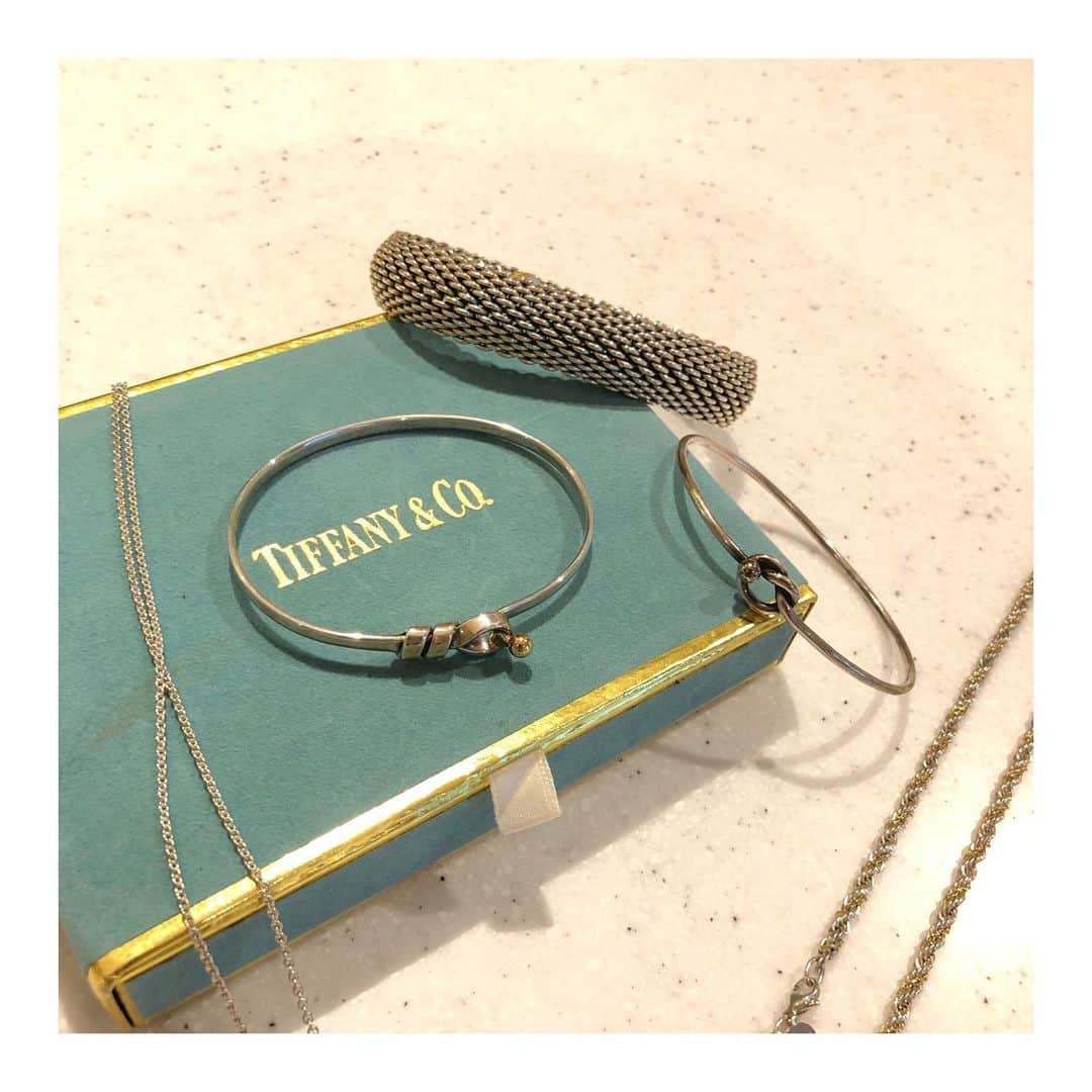 のインスタグラム：「HIROB SOUTH NEWoMan新宿店-﻿ ﻿ ・Vintage Tiffany ﻿ ヴィンテージティファニーのアクセサリーが入荷しております☆﻿ ﻿ お問い合わせ先﻿ tel:03-5379-9372﻿ ﻿ #hirob﻿ #hirobsouth﻿ #baycrews﻿ #antiquewatch﻿ #vintagetiffany﻿ #tifany﻿ #NEWoMan新宿﻿ ﻿ #ヒロブ﻿ #ヒロブサウス﻿ #ベイクルーズ﻿ #アンティークウォッチ﻿ #ヴィンテージティファニー﻿ #ティファニー﻿ #ニュウマン新宿﻿」