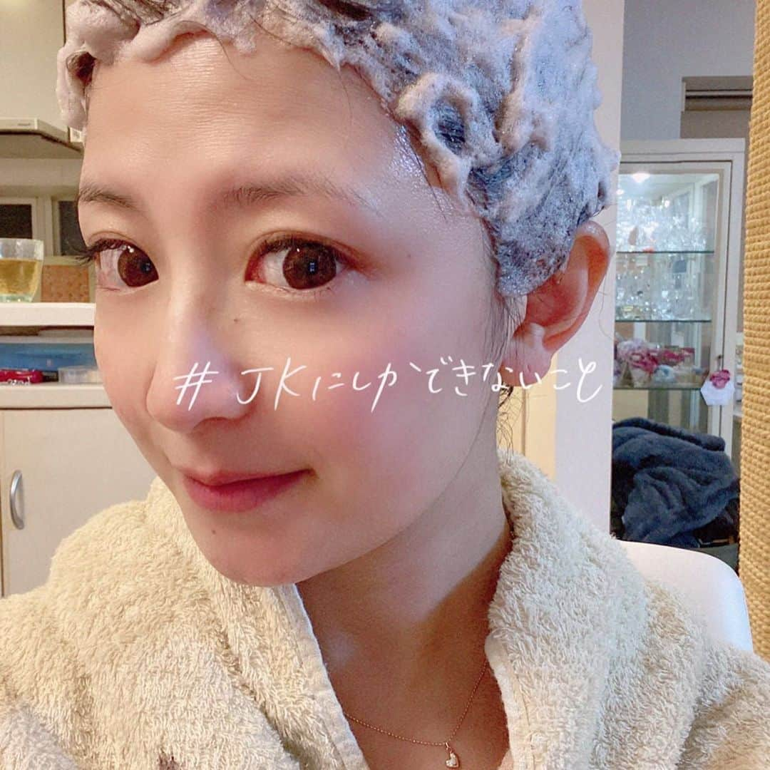 矢口真里さんのインスタグラム写真 - (矢口真里Instagram)「ＪＫにしかできないこと。 そうそれは。 白髪染め。 あっ。 違う。 ＪＫにはできないことだった。 ・ ・ お家で妹にやってもらいました！ 青い宇宙人写真は妹w ブローネさんの泡カラー。 ピンキッシュブラウン。 実は２回目。 とても綺麗に染まります。 バタバタで美容院に行けない時の救世主。 #ＪＫにはできないこと #白髪染め #待ち時間暇だからSNOWで遊ぶ３７歳」3月8日 16時31分 - mariyaguchi_official