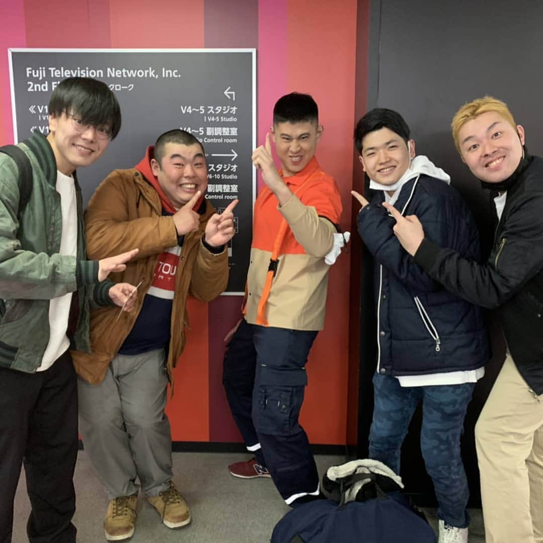 横田のインスタグラム：「フジテレビでR-1決勝前のワタリ119さんに遭遇しました！ 今夜19時からのR-1グランプリ、是非みんなで応援しましょう！ #ワタリ119 #R-1グランプリ #今夜19時 #金の国 #つばめ花火」