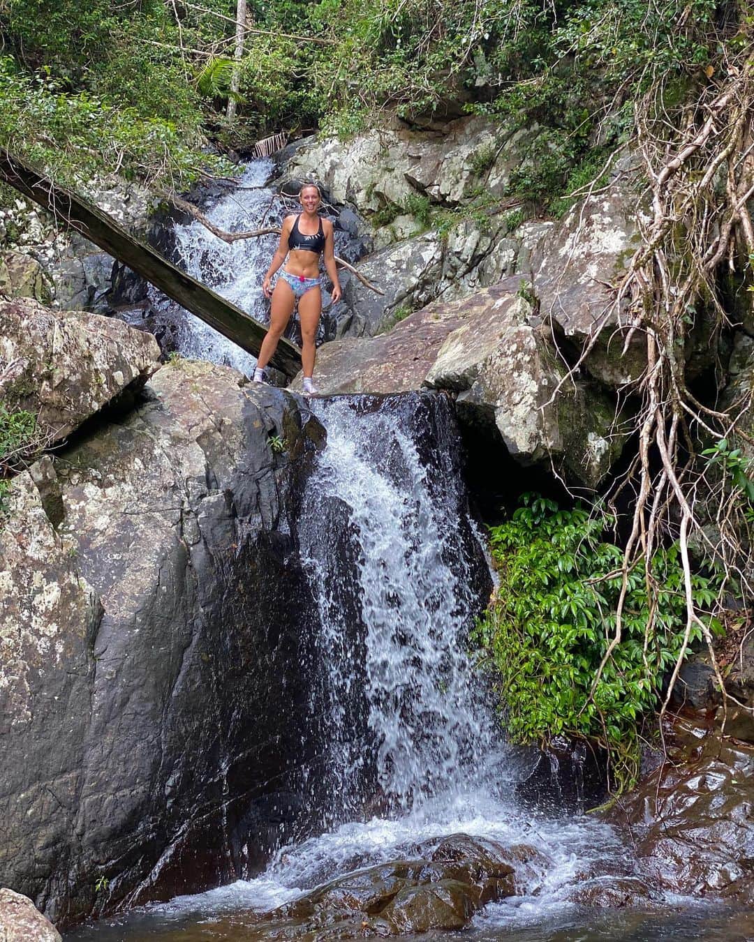 メーガン・ネイのインスタグラム：「sunday is for the soul. 🥾 Go chase waterfalls....🤙🏼🤙🏼😊 smile. ▶️International Women’s Day. I felt alive, confident, beautiful... Most of all. I felt like I was just being ME!!!! thank you to the women around me who lift me, inspire and love me. Just be YOU. #IWD #beYOU」