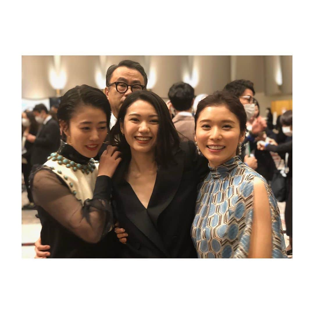 二階堂ふみさんのインスタグラム写真 - (二階堂ふみInstagram)「大人になった3人組🐣 とイタズラな大人の方(三谷幸喜監督)👓 日本アカデミー賞にて。  撮影の空き時間、表参道でぶらぶらしたり。 刺激を頂ける、大好きな仲間です。 またこの3人で、現場ご一緒できますように☺️ 充希ちゃん、茉優ちゃん、おめでとうございます！  @mitsuki_takahata  @mayu_matsuoka_koushiki」3月8日 16時34分 - fumi_nikaido