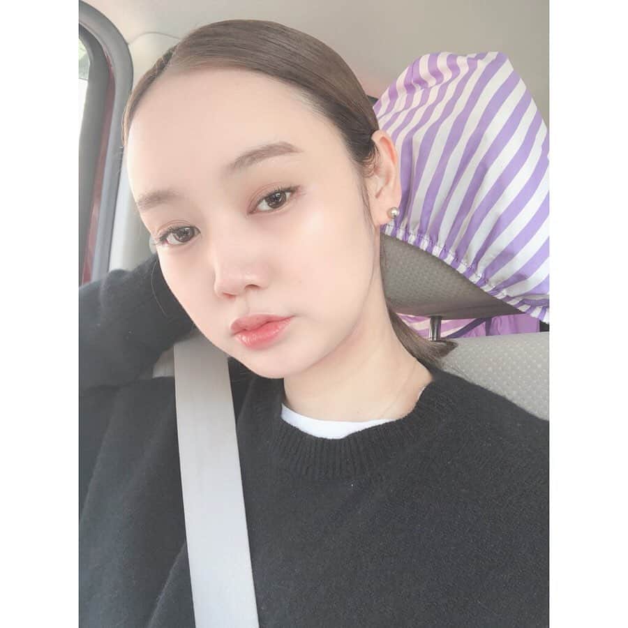 西本早希のインスタグラム：「・ ひさしぶりに ベースメイクをRMKに変えたら 調子がいい 👼🏻 下地は さらっとしてるけど補正力があって  ファンデーションは 保湿力抜群 ◎ 5種類のオイルが入ってるらしく  ツヤもわざとらしくないツヤがでて 気に入った〜  クリームタイプだけど  厚塗りっぽくならないのも よかった 🧝🏻‍♀️ ・ ・ @rmkofficial #sponsored #RMK #RMK下地 #RMKマイファンデーション」