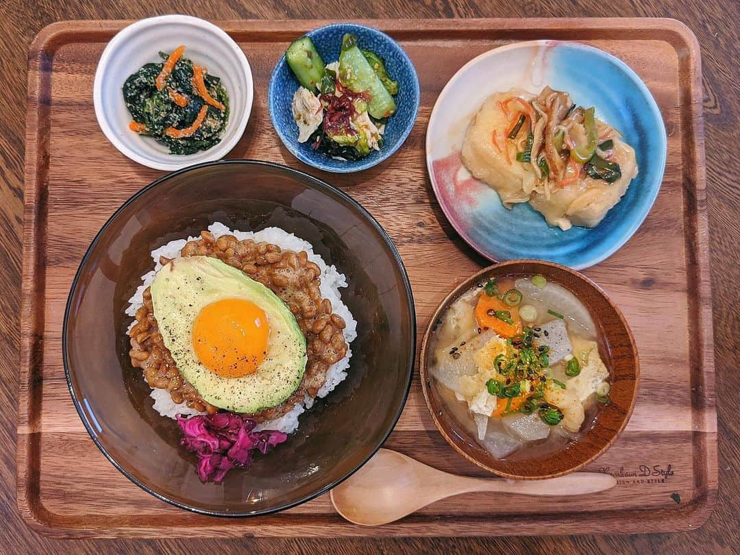 ソンイのインスタグラム：「日曜日のお家昼ご飯 #ソンイ飯 🍵﻿ 最近は息子の離乳食事情ばかりになってしまって大人ご飯載せるの久々になっちゃった🥺﻿ 丼物+作り置き副菜が時間かからず定番化🍚﻿ ﻿ 🥑納豆アボカド卵黄のせ丼﻿ 🍲お味噌汁﻿ 🥢揚げ出し豆腐﻿ 🥒胡瓜とささみの海藻サラダ﻿ 🥬ほうれん草と人参の胡麻和え﻿ ﻿ 今夜はふるさと納税で届いたお肉ですき焼き🤤🥩」