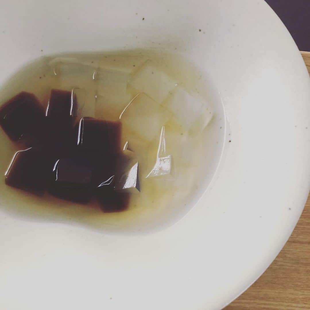 ハミルさんのインスタグラム写真 - (ハミルInstagram)「. ただいま。 . 朝から雑誌RICEで @rice.press  連載させてもろーてる”おいしいユリイカ”の 取材で、合羽橋の468(ヨーロッパ)さんへ。 @sushi468tokyo  大阪鮨のお店なのですよ。 次号のライス、お楽しみに。 . 取材終わって、茶空へ。 @jinnan.house  内田真美さんの柑橘の寒天は 3月14日までですよ！ . 15日から黒糖寒天に変わります！ 柑橘食べれるのは次の冬までお預け。 食べてない人はお早めに😊🍊🍊🍊 . 上出長右衛門の上出くん　@kamidekeigo  にオーダーしていた笛吹シリーズで、 スケボー、ラジカセ、DJ、 2代目長右衛門さんが入荷しました！ 茶空にて。 . そこアーティストdaichiroくんが離れの 掛け軸の仕上げにきてくれて、 そのままマスタードホテル並びのギャラリーへ 遊びにいく。 . 石川直樹さん　@straightree8848 と daichiroくん @daichiro_ の知床で 描かれた冊子いただく。 @thenorthface . 1日駆け抜けた日曜。 . 夕飯何作ろうかな。 . #おいしいユリイカ #ricepress #茶空 #468 #石川直樹 #新城大地郎」3月8日 16時48分 - haruhamiru