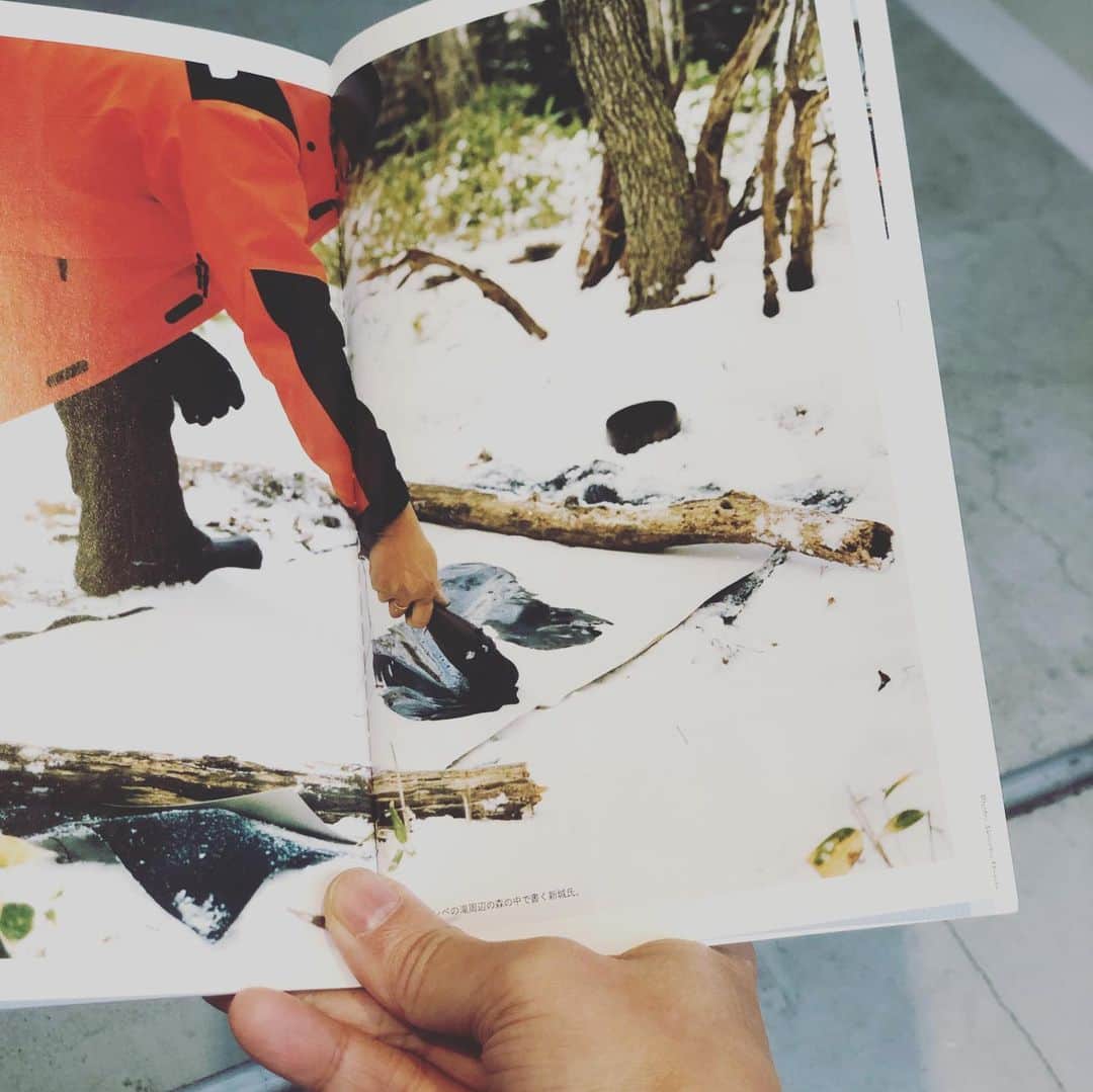 ハミルさんのインスタグラム写真 - (ハミルInstagram)「. ただいま。 . 朝から雑誌RICEで @rice.press  連載させてもろーてる”おいしいユリイカ”の 取材で、合羽橋の468(ヨーロッパ)さんへ。 @sushi468tokyo  大阪鮨のお店なのですよ。 次号のライス、お楽しみに。 . 取材終わって、茶空へ。 @jinnan.house  内田真美さんの柑橘の寒天は 3月14日までですよ！ . 15日から黒糖寒天に変わります！ 柑橘食べれるのは次の冬までお預け。 食べてない人はお早めに😊🍊🍊🍊 . 上出長右衛門の上出くん　@kamidekeigo  にオーダーしていた笛吹シリーズで、 スケボー、ラジカセ、DJ、 2代目長右衛門さんが入荷しました！ 茶空にて。 . そこアーティストdaichiroくんが離れの 掛け軸の仕上げにきてくれて、 そのままマスタードホテル並びのギャラリーへ 遊びにいく。 . 石川直樹さん　@straightree8848 と daichiroくん @daichiro_ の知床で 描かれた冊子いただく。 @thenorthface . 1日駆け抜けた日曜。 . 夕飯何作ろうかな。 . #おいしいユリイカ #ricepress #茶空 #468 #石川直樹 #新城大地郎」3月8日 16時48分 - haruhamiru