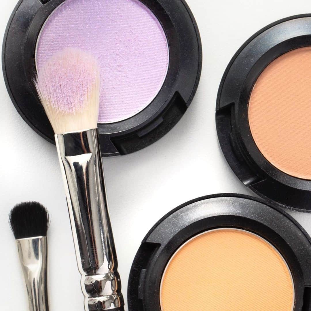 M∙A∙C Cosmetics Japanのインスタグラム：「春に向けて、メイクをアップデート💄﻿ 3月に挑戦したいのは、花びらのように﻿ まぶたをふんわり染め上げるカラーメイク🌸 ﻿ ﻿ ﻿ ↓↓掲載製品↓↓(上から時計回りに)﻿ ☑︎スモールアイシャドウ: #ハンブルブラグ﻿ ☑︎スモールアイシャドウ: テート ア ティント﻿ ☑︎スモールアイシャドウ: サモア シルク﻿ ﻿ ﻿ ﻿ DESIGN:﻿ M·A·C ARTIST RINO KASAI @rino416﻿ DAIKI SHIMIZU @macpro_tokyo ﻿ PHOTO:﻿ @takaki_iwata ﻿ ﻿ ﻿ ﻿ #MACCosmeticsJapan #MACコスメ #MACCosmetics #メイク #コスメ #メイクアップ #アイカラー #チーク #コスメ紹介 #春メイク #春コスメ ##メイク道具 #メイクプロセス #メイク用品 #セルフメイク #今日のメイク #お気に入りコスメ #MACeyeshadow #MACアイシャドウ #eyemakeup #eyeshadow #cosmetics #makeup」