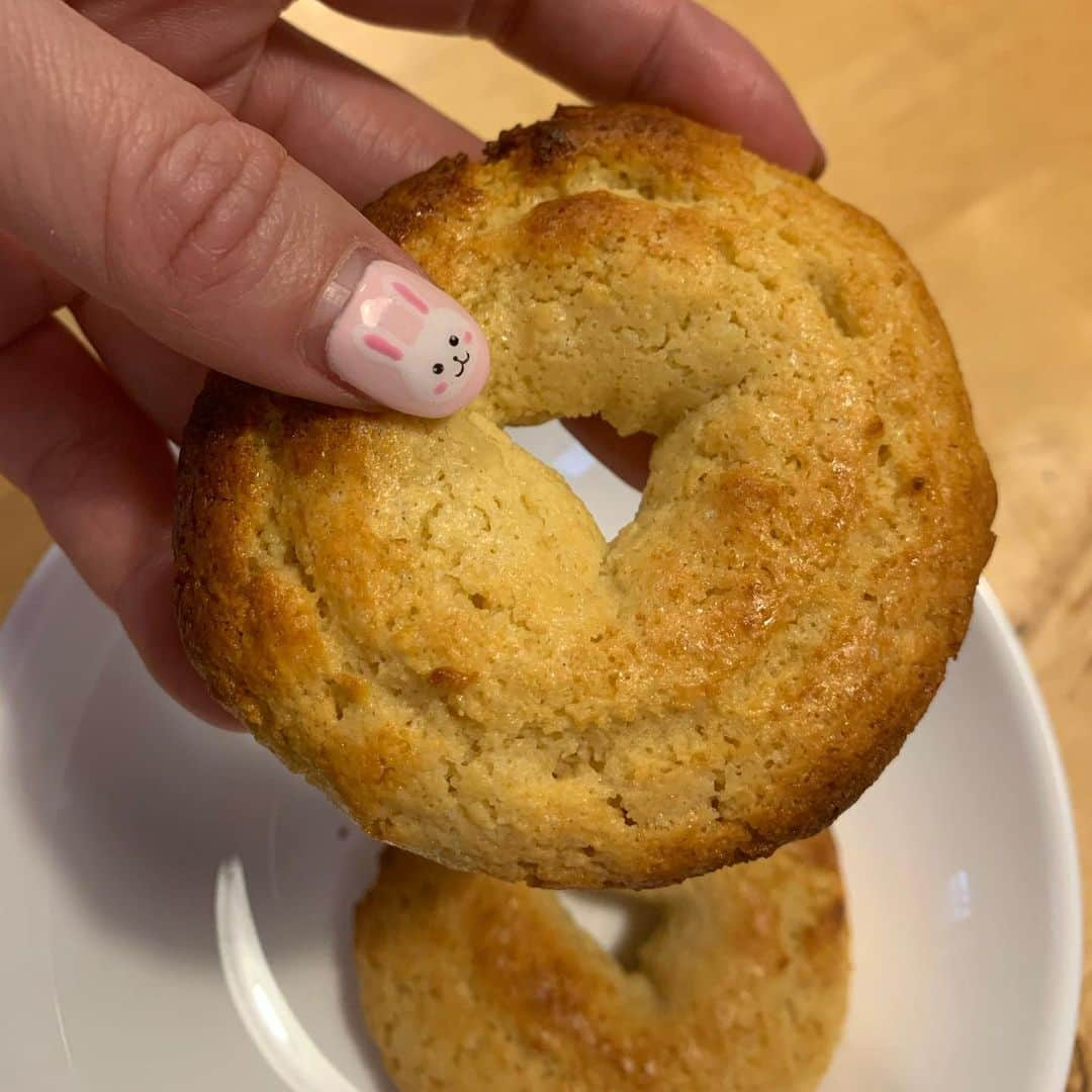 土井千春のインスタグラム：「2日連日でプロテインとオカラパウダーでお菓子作り😊  ドーナツは🍩モニターさんオススメ❤️ クッキー🍪は自己流だったけど改善の余地がありまくりだったのでしばらく色々試してみようと思います😊  うまくいったらレシピに書いてみます。笑  #おからパウダー#プロテイン#ダイエットお菓子」