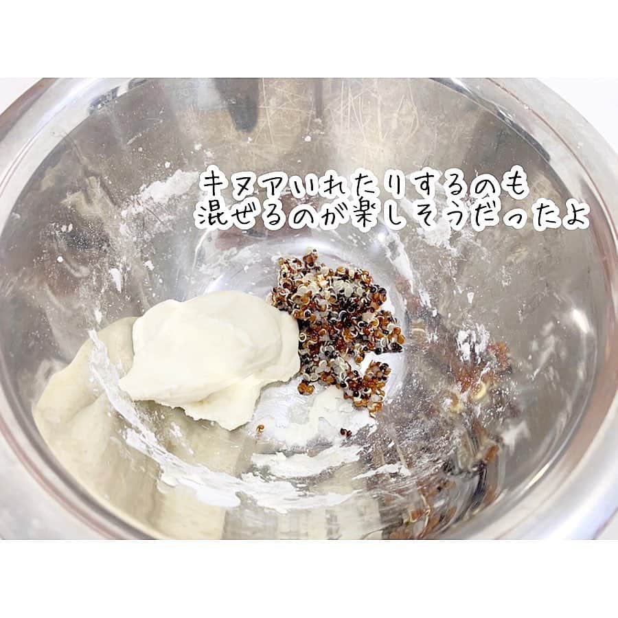 中村明花 Foodさんのインスタグラム写真 - (中村明花 FoodInstagram)「.﻿ 娘と一緒に遊びながら料理☺︎﻿ 粘土みたいにコネコネしながらオヤツに〝すいとん〟を作りました^ ^﻿ ﻿ 小麦粉と片栗粉があれば作れちゃう〝すいとん〟。﻿ （小麦粉の代わりに米粉でも作れますよ）﻿ ﻿ ﻿ 《材料》﻿ ・小麦粉　大さじ5﻿ ・片栗粉　大さじ2﻿ ・水　大さじ3﻿ ・塩　少々﻿ ﻿ 《作り方》﻿ ①材料をこねて一口大にちぎったら丸めて真ん中を押してつぶす﻿ （子供とリボンやハートを作ったり自由でok）﻿ ﻿ ②沸騰したお湯におとして茹でる。浮かんできたらできあがり﻿ （厚めのものは長めに茹でてね）﻿ ﻿ お好きな汁物に入れてください❋﻿ ﻿ ﻿ 普段作る時は水を分量＋大さじ1〜2くらいでつくりますが、そうすると生地が柔らか過ぎて娘と遊びながら作るにはむかないので、﻿ 今回の分量は〝子供と作るなら〟の分量＆作り方になります👧🏻﻿ ﻿ 実際は水分が多い方が柔らかくてもちっと食感が美味しいのですが…﻿ この分量で作るすいとんも食べ応えがあるもちもち食感で美味しいですよ☺︎﻿ ﻿ キヌアなどを入れる場合はよく水切りをして入れてください。﻿ ちょっと生地が柔らかくなりすぎたら小麦粉を小さじ1ずつ足してみてください。﻿ もちっとさは好みの問題なので適当に小麦粉足しちゃって大丈夫です😊﻿ ﻿ 米粉で作る時は様子を見ながら水を大さじ4〜5にして作ってみてください☺︎﻿ ﻿ ﻿ #手作りすいとん﻿ #子供と料理﻿ ﻿ 📖「夫婦のきずなごはん」&「1回のお買い物で3日献立　夫婦のきずなごはん」発売中 ﻿ #タイで作る日本食 #cooking #Japanesefood﻿  ぁ、 娘が頑張って作っていた茹でる前の写真載せ忘れちゃいました😅 @sayaka_nakamura3 に載せていますのでどんな感じで子供が作れるかご参考になれば嬉しいです☺︎」3月8日 16時58分 - sayaka_nakamura_food
