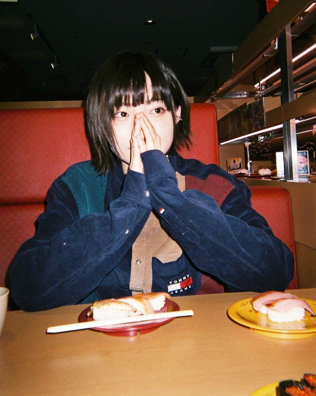 太田夢莉さんのインスタグラム写真 - (太田夢莉Instagram)「  無性に回転寿司に行きたくなる時 ありませんか？！  あります🤤🤤🍣🍣  #回転寿司 #サーモン三巻盛り 最近の推し  #写ルンです #film 」3月8日 17時02分 - yustagram12