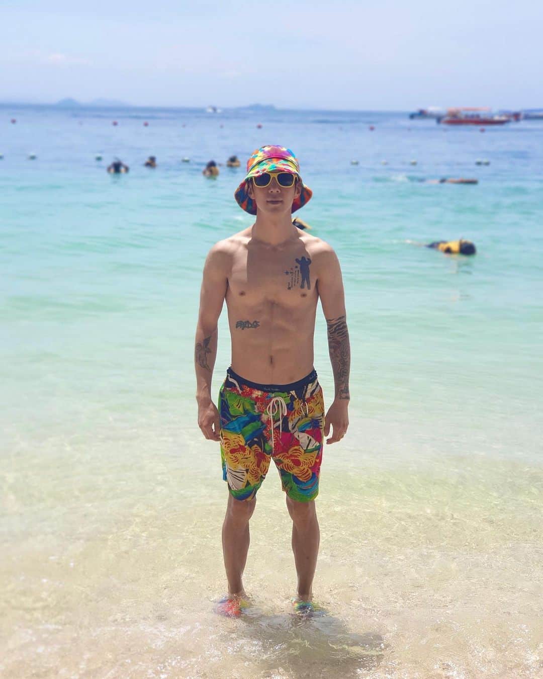 ダリ のインスタグラム：「🏝🇲🇾❤️🧡💛💚💙💜」