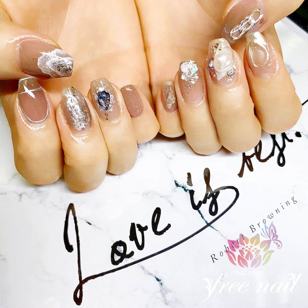 free nail フリーネイルのインスタグラム：「. お客様ネイル💅🏻🍀 . クリアニュアンスネイル💠✨ . トレンドのスクエアネイル🤖◽️ . ご来店ありがとうございました🙇🏻‍♀️🙇🏻‍♀️🙇🏻‍♀️💗 . #ネイルアート #ジェルネイル #ネイルサロン #大阪ネイルサロン #ネイルデザイン #ネイルチェンジ #ニュアンスネイル #シェルネイル #埋め込みネイル #ホイルネイル #ベージュネイル #クリアネイル #デザインネイル #トレンドネイル #シンプルネイル #大人ネイル #スクエアネイル #春ネイル #springnails #nailsart #nailsdid #美甲 #日式美甲 #日式美甲胶 #日本美甲师 #日本美甲老师 #美甲上课 #日本胶 #フリーネイル #freenail」