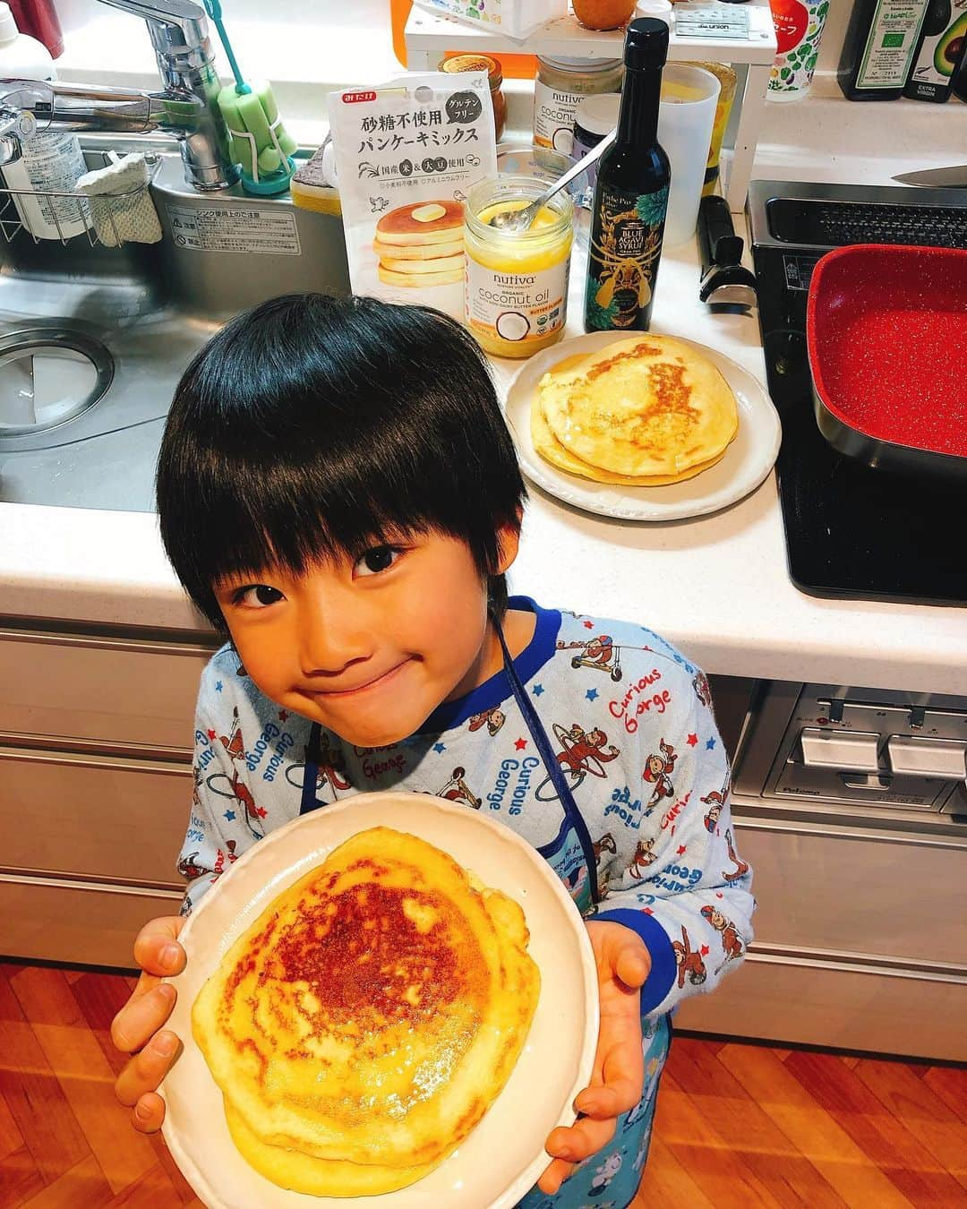 山田まりやさんのインスタグラム写真 - (山田まりやInstagram)「パジャマにエプロンで一緒におやつ作り🥞白砂糖不使用✨グルテンフリー✨ ・ ・ 2枚目 @mitakeshokuhin のパンケーキミックスは卵の替わりに ココナッツオイルなどお好みのオイルで、牛乳の替わりに豆乳や水でvegan対応できるので嬉しい〜❣️✨ ・ ・ 3〜5枚目 白砂糖不使用なので　@estheprolabo_official のブルーアガベシロップ をかけていただきました❣️😋💕 ・ ・ #お家カフェ  #おやつ  #ホットケーキ  #パンケーキ  #白砂糖不使用  #グルテンフリー  #アルミニウムフリー  @mitakeshokuhin  #ブルーアガベシロップ  @estheprolabo_official  #オーガニック  #organic  #有機jas認証  #癒し  #リフレッシュ  #リラックス  #ホッと一息  #山田まりや  #ムネくん  @central_official_  #小学1年生  #7歳  #男の子  #ママ  #instagood  #instalike  #instafashion  #instadaily  #love」3月8日 17時22分 - mariya.yamada