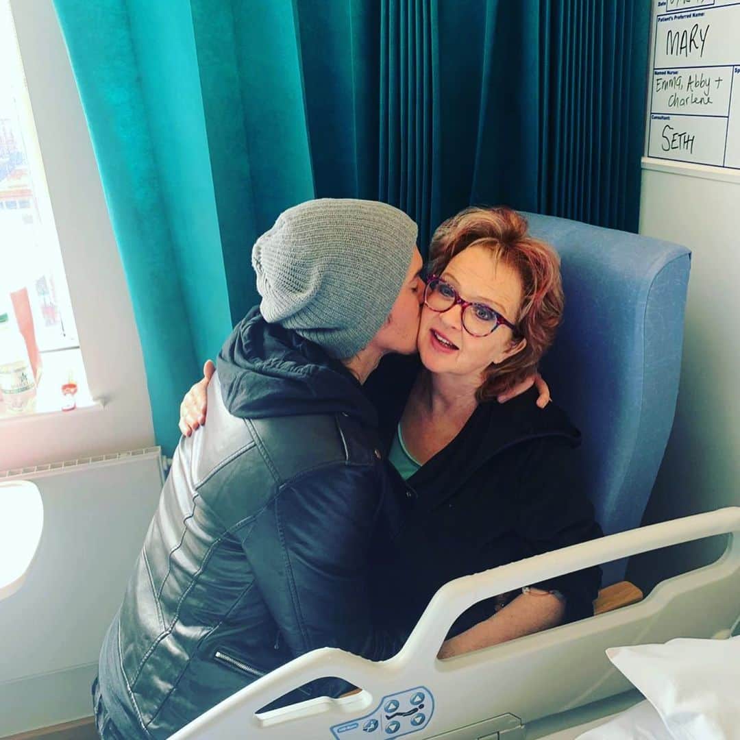 ジュリアン・ペレッタのインスタグラム：「It doesn’t have to be international woman’s day for me to celebrate this courageous, resilient, selfless, remarkable woman; i am blessed to call my mother. You put a guitar in my hands at age 6. You encouraged me to find my voice. You helped me find direction in life. You picked me up when things didn’t work out. You worked the hardest jobs to put food on the table every night. In the face of such huge challenges in your life you have kept fighting no matter how hard things have got. You only think about how other people are feeling. Anyone who knows me or my mum, know we are like best friends. But Mum, You did without so that I could get a shot at making something of myself in life. You taught me with hard work anything is possible. You taught me to never give up. When I started out in music and  nobody was interested in me or my songs you told me to keep believing and to never accept the word ‘no’. Your were always there night after night watching me on stage. You told me when I could do better, and I always listened to you. You taught me to value the real things in life. You kept my feet firmly on the ground. You inspire me everyday to work harder, aim higher. Nobody in the world means more to me than this woman. Without this lady, I’d be nothing. #internationalwomensday」