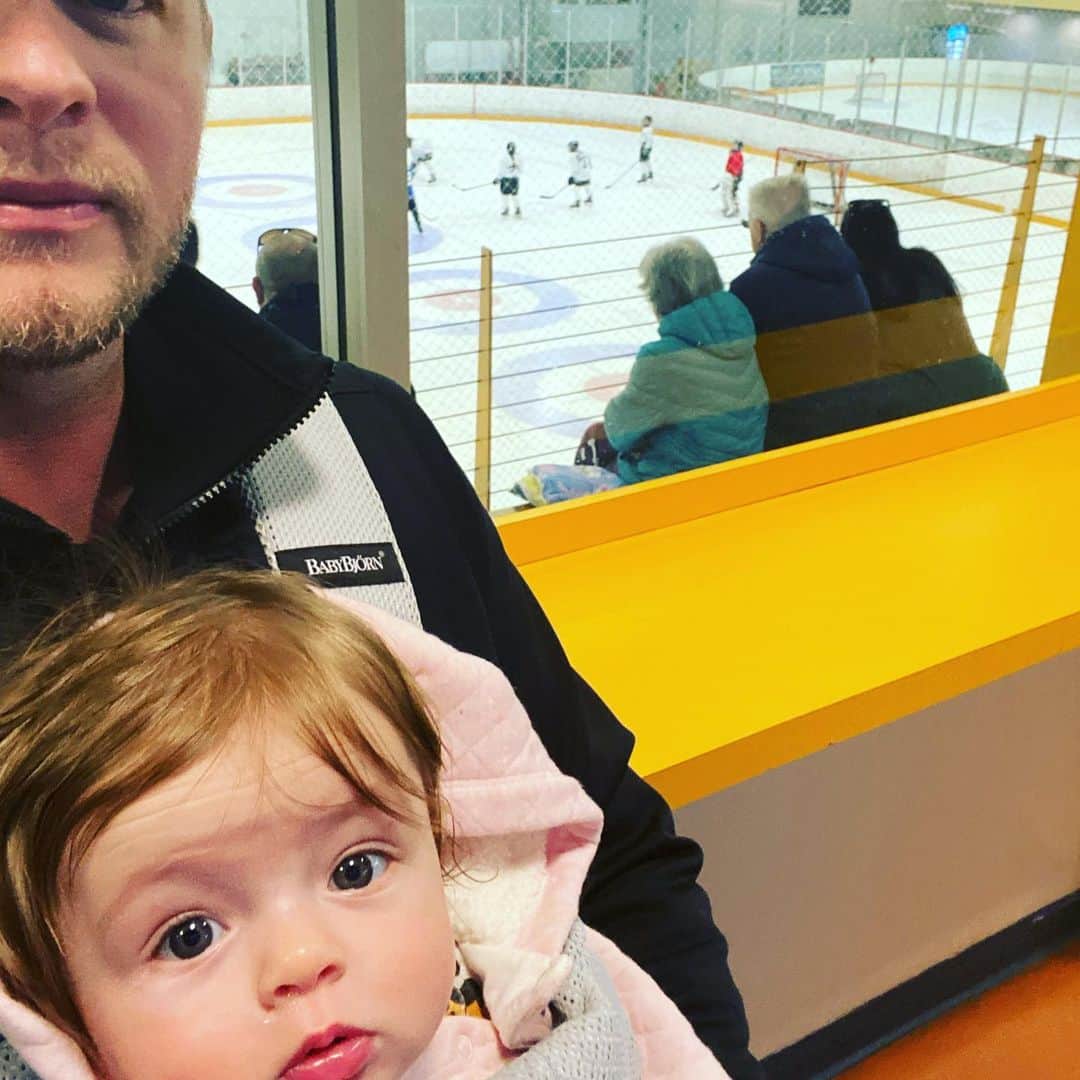 マイケル・グラント・テリーのインスタグラム：「Watching big brother #hockey #daddaughter」