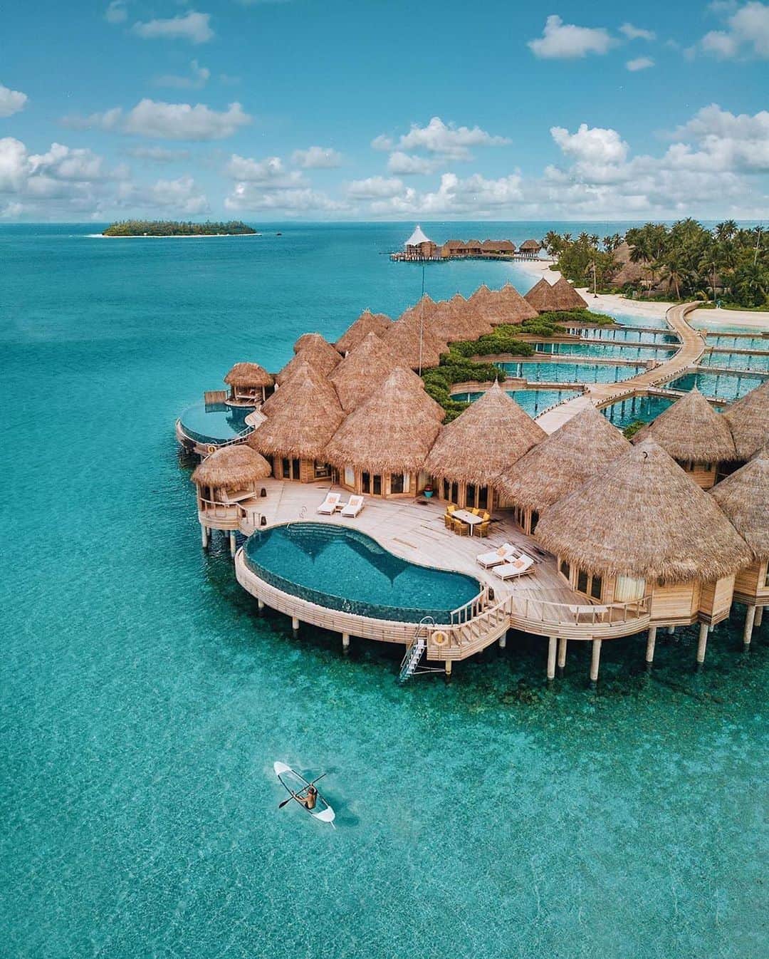BEAUTIFUL HOTELSさんのインスタグラム写真 - (BEAUTIFUL HOTELSInstagram)「Not a bad place to spend your weekend! 🐚✨ Imagine paddling in a clear kayak here!? We would love to do that, what about you? 🐠 (📸: @alexpreview 📍: The Nautilus Maldives)」3月9日 2時47分 - beautifulhotels