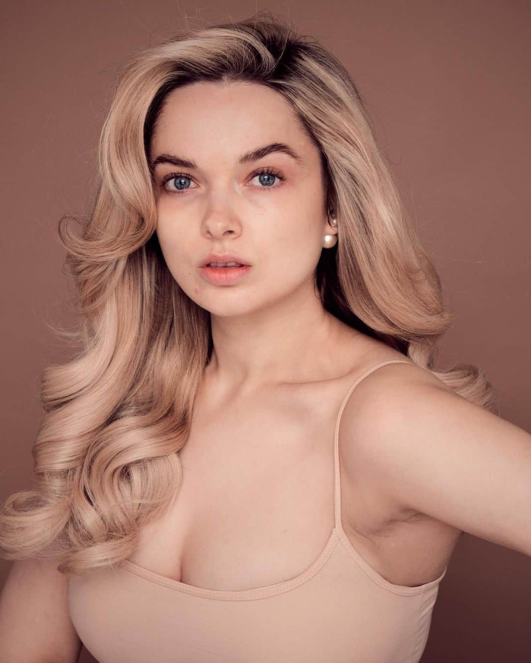 のインスタグラム：「For International Woman’s Day and in partnership with @olayuk, I wanted to take a moment to say thank you to all the fearless women in my life. You know who you are 😉. ⠀ I’ve also realised that in life, sometimes you have to be your own hero, so this International Woman’s Day, take a moment to remind yourself how much of a fearless badass YOU actually are. ⠀ Because throughout it all, you’re still here. You are tougher than you think, stronger than you think, and so much more fearless than you think. ⠀ You, and you alone - have the power to #FaceAnything that comes your way. So be kind to yourself, love yourself and be gentle with yourself. You deserve it all, and more. ⠀ Tag someone who needs to hear this or could use a lil boost of confidence to #FaceAnything and YOU could win a hamper of @Olayuk products!! ⠀  #AD @OlayUK, #FaceAnything, #IWD, #InternationalWomensDay #mypaleskinblog」