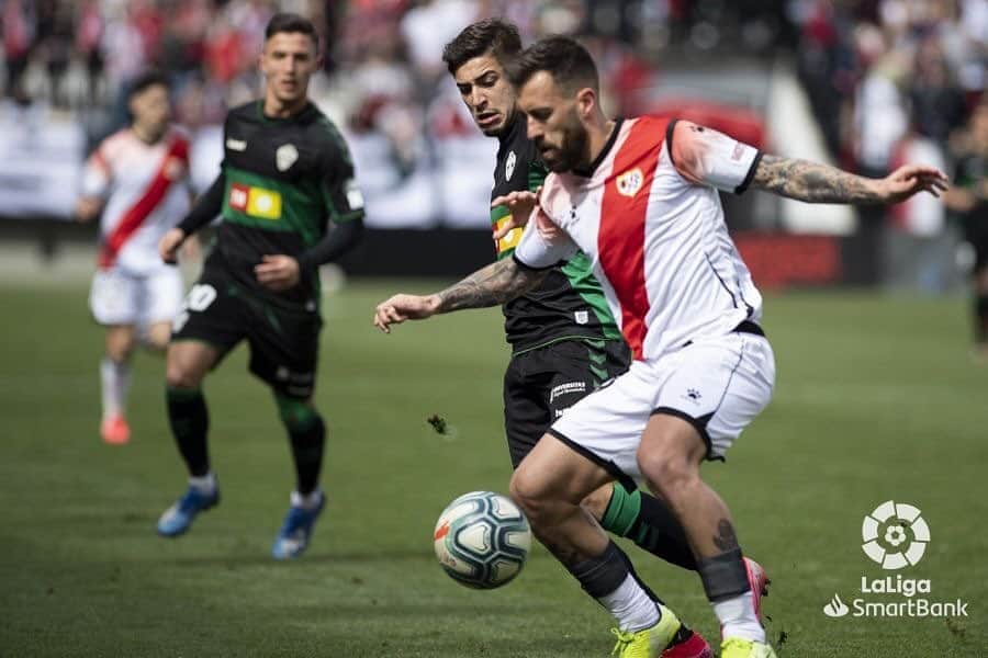 アントニオ・ルナのインスタグラム：「Lo seguiremos intentando hasta el final si o si, que nadie dude de ello. Gracias Vallecas por el apoyo. El domingo que viene otra oportunidad. ⚪️🔴⚡️ #vamosrayito #todosjuntos #amuerte #soé」