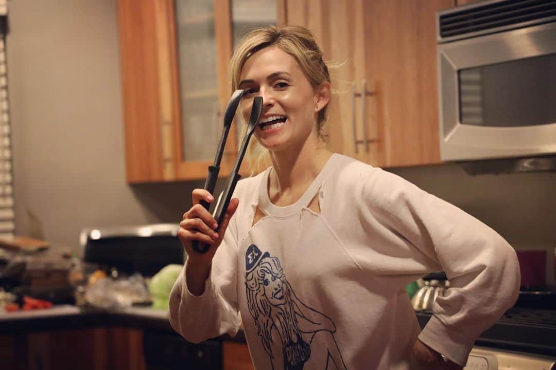 リンジー・ゴートのインスタグラム：「when you need to do nothing but laugh and have a pajama party in palm springs with your friends for 24 hours. and have a seance. and drink peanut butter whisky. and make root beer floats. and sing karaoke. and watch rupaul’s drag race. and feel happy.」