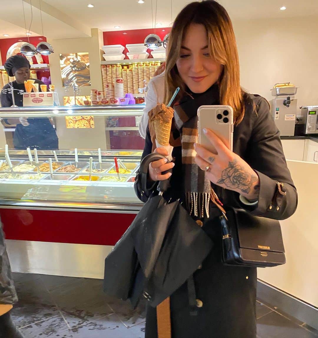 Julia Michaelsのインスタグラム：「I love Paris pt 2 :)」