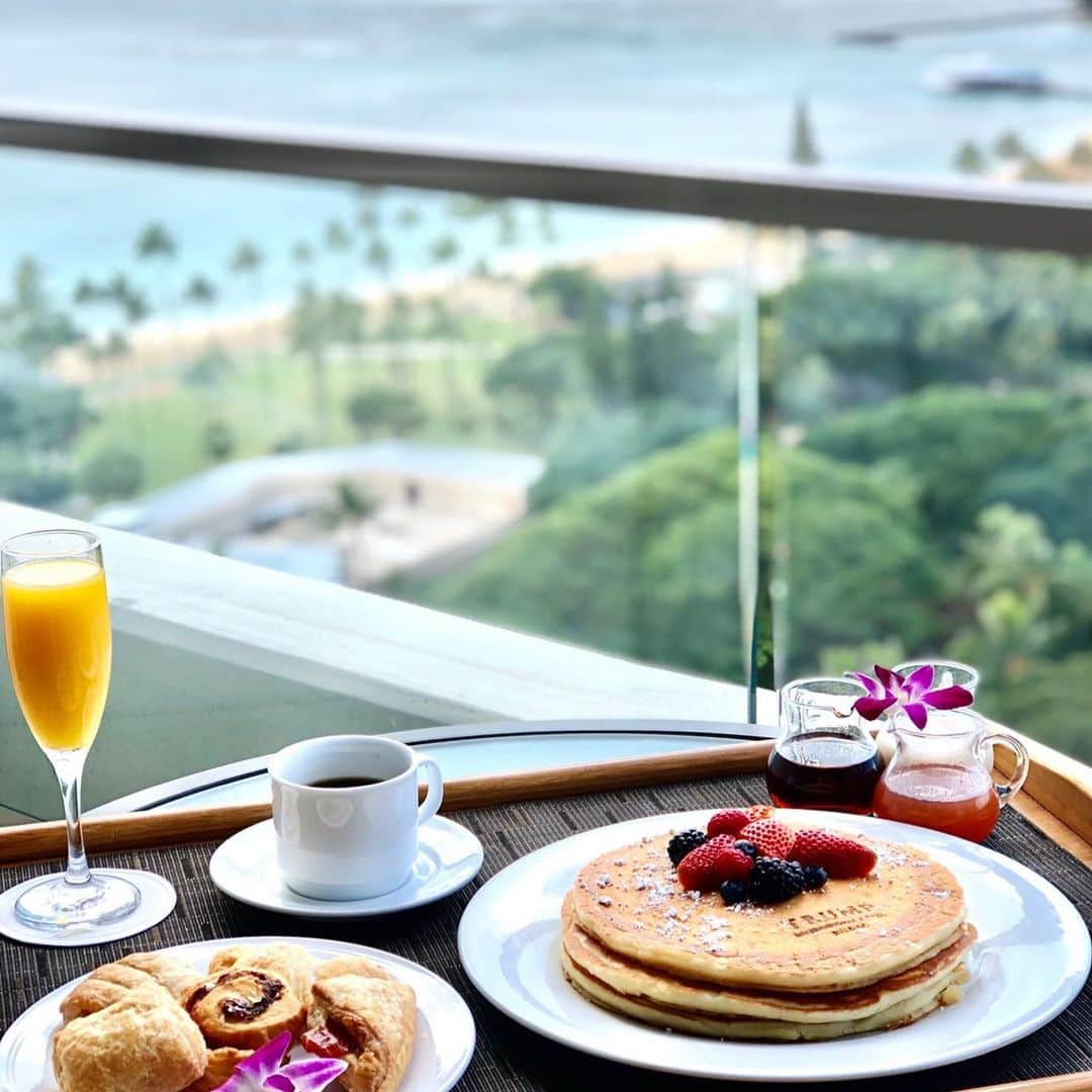 Trump Waikikiさんのインスタグラム写真 - (Trump WaikikiInstagram)「Fluffy pancakes for breakfast and taking in this view of #waikikibeach. #trumpwaikiki  #luxuryhotelwaikiki #fivestarhotelwaikiki  #roomservice #roomwithaview #neversettle  日曜日の朝、ハワイのそよ風に吹かれながらラナイでのんびりと朝食はいかがですか? #トランプワイキキ #ルームサービス #パンケーキ #ラナイで朝食 #ハワイの朝」3月9日 3時30分 - trumpwaikiki