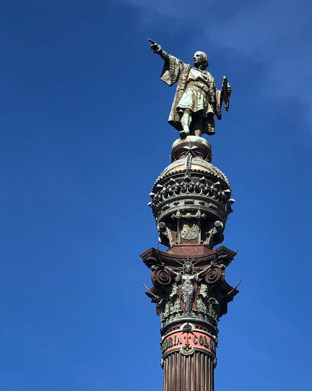 中岡由佳さんのインスタグラム写真 - (中岡由佳Instagram)「バルセロナの港を歩きコロンブスの塔へ。1492年10月12日にアメリカ大陸を発見した大航海時代の探検家。スペイン王室の援助を受けて大航海ができ、大西洋を横断する旅に出て、アメリカ大陸に辿り着きました。歴史を辿ると金品の強奪や奴隷など、英雄とは思えませんが、ヨーロッパ諸国に大きな影響を与えた人です。港を後にランブラス通りを散歩。また見つけたシャッターアートの前で、顔真似をする子供達。笑 #spain #barcelona #monumentacolom  #art」3月9日 3時32分 - yuka_nakaoka