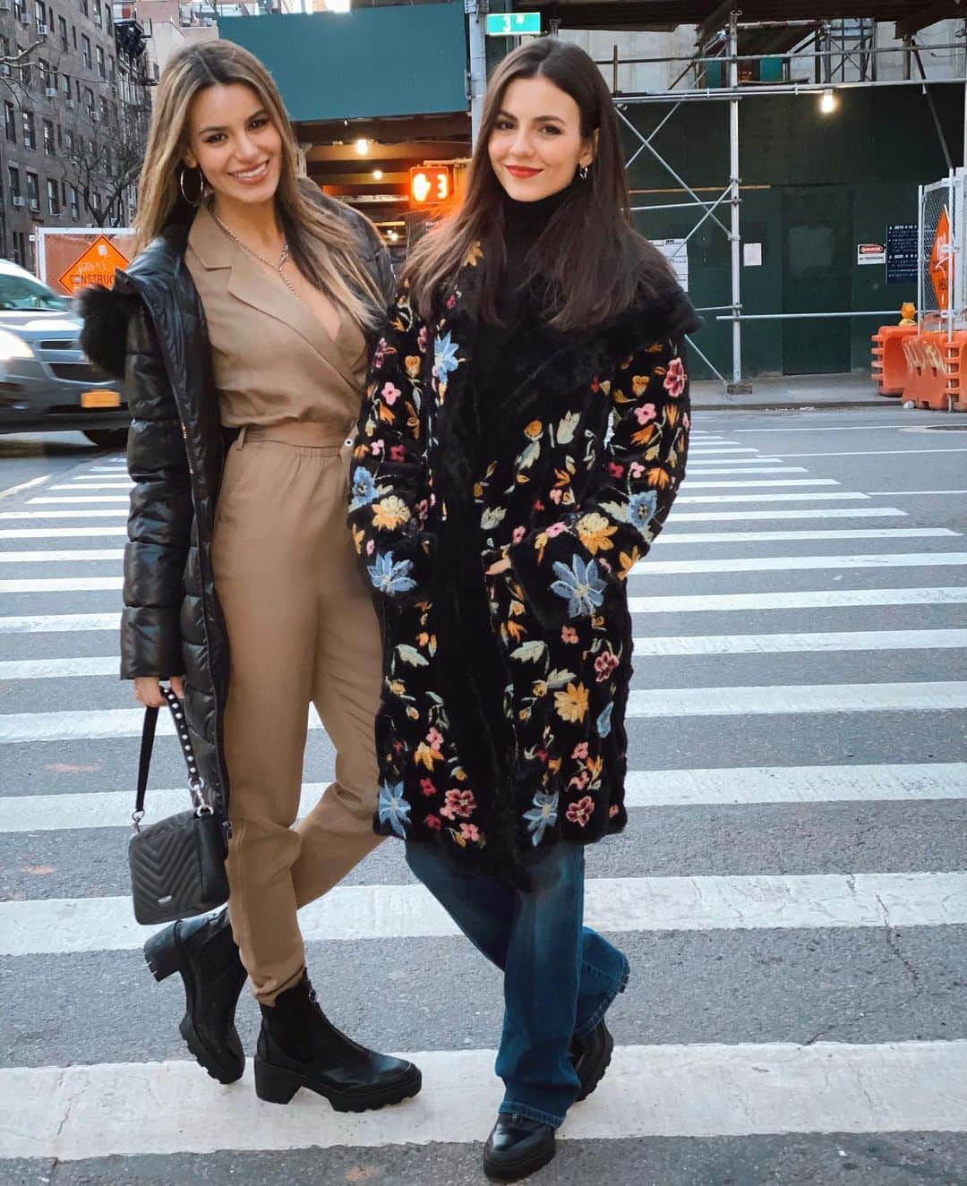 ヴィクトリア・ジャスティスさんのインスタグラム写真 - (ヴィクトリア・ジャスティスInstagram)「Twilight stroll w/ this one @themadgrace 🚕 🚧  Swipe for a photo bomb that made me smile. Props to this guy, well played sir. This is why I love NY!!」3月9日 3時43分 - victoriajustice