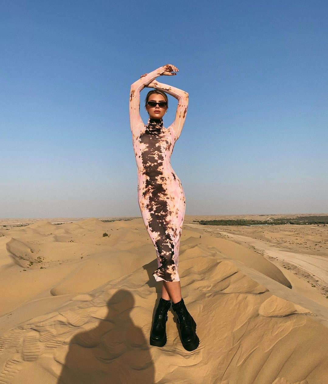 アリッサ・ヴァイオレットさんのインスタグラム写真 - (アリッサ・ヴァイオレットInstagram)「she said desert; but make it fashion #inabudhabi」3月9日 3時38分 - alissaviolet