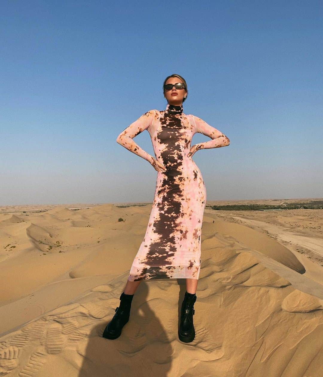 アリッサ・ヴァイオレットさんのインスタグラム写真 - (アリッサ・ヴァイオレットInstagram)「she said desert; but make it fashion #inabudhabi」3月9日 3時38分 - alissaviolet