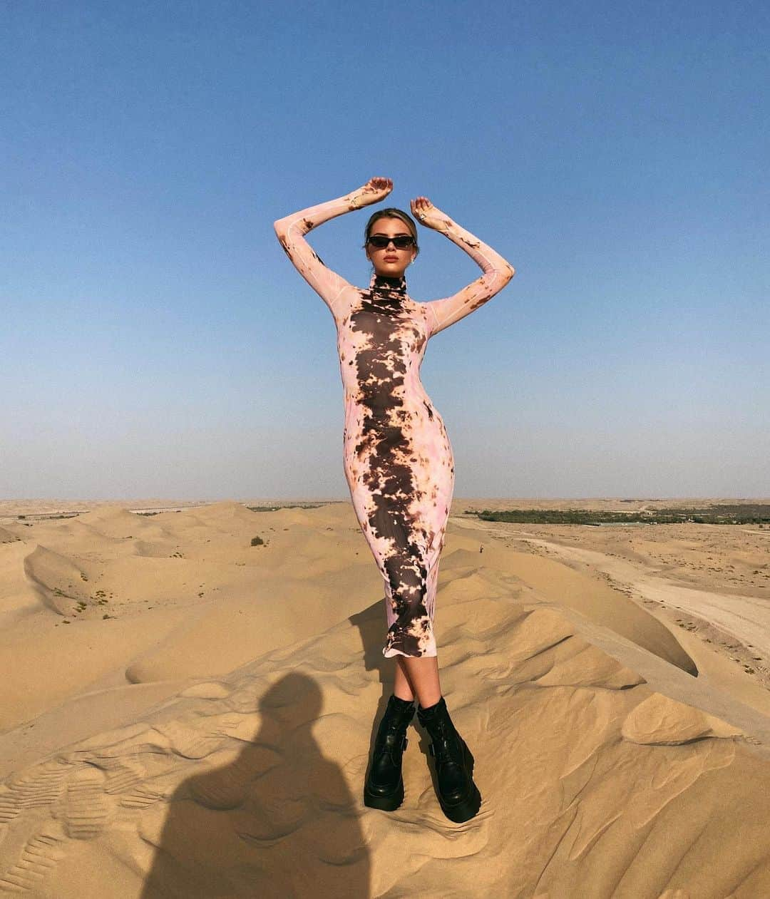 アリッサ・ヴァイオレットさんのインスタグラム写真 - (アリッサ・ヴァイオレットInstagram)「she said desert; but make it fashion #inabudhabi」3月9日 3時38分 - alissaviolet