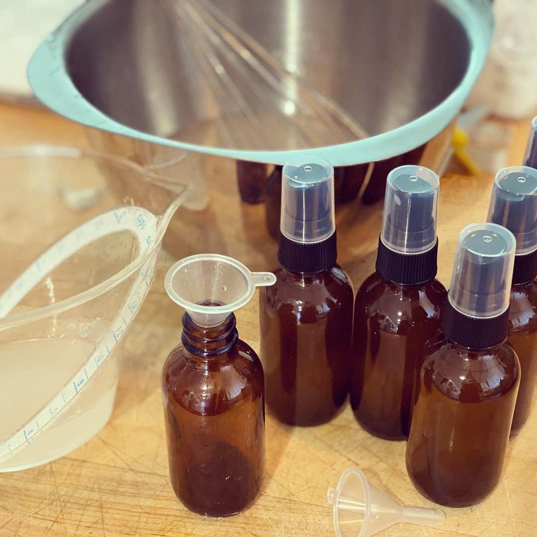 レイチェル・レフィブレのインスタグラム：「Making homemade hand sanitizer but due to the current street value I feel like I’m making meth.」