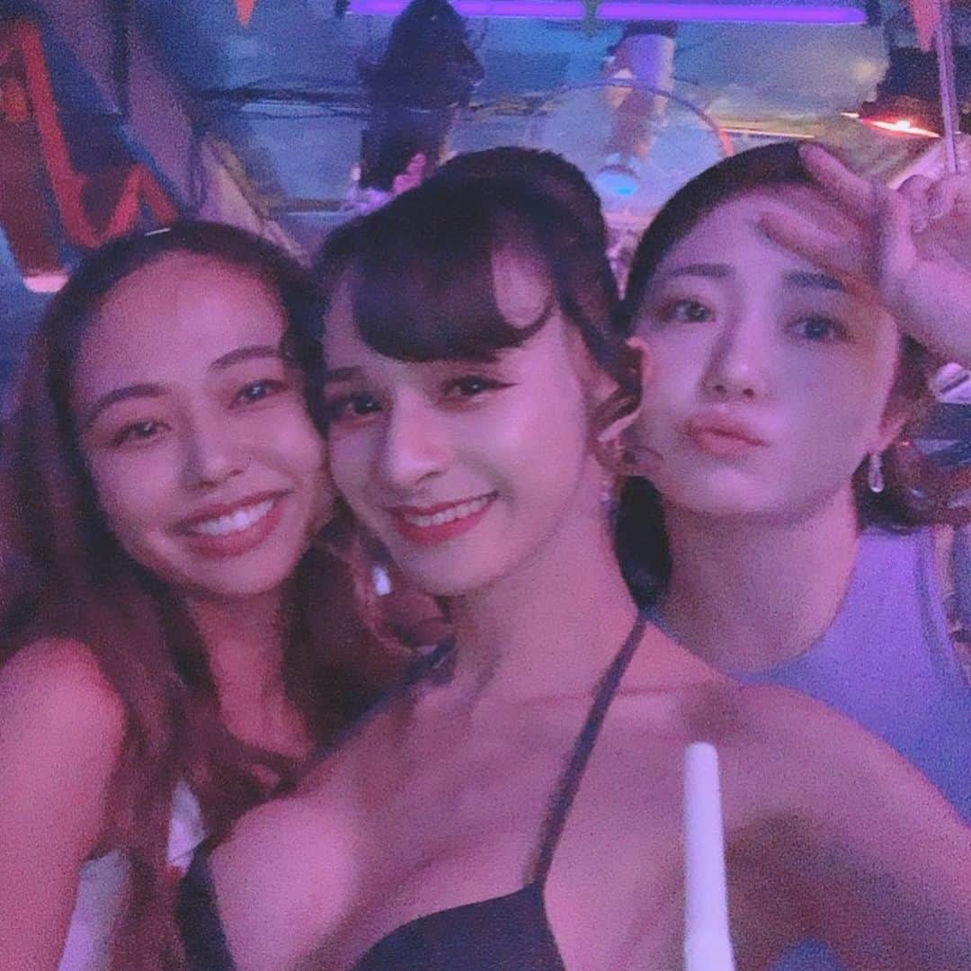 石塚つきみのインスタグラム：「今更ながら年越しをしたタイ旅行をpost🇹🇭♪ 1枚目の真ん中はタイのニューハーフさん💓 とってもかわいくておしゃべり上手で楽しませてもらっちゃった✨✨ ＊ 2〜6枚目はワットポーを訪れた時の写真！ ミニスカートを履いていた私は青チェックのロングスカートをレンタルして入園💙 露出の多い服装はダメだと知らなくてお恥ずかしい😭😭 中では日本でいうお賽銭？をしたり！ 元旦にお邪魔したのでなんだか運気を貰えた気がしました✨✨ ワットポーにいた猫もかわいかったな🐈💓 ＊ あとはタイ名物！ パクチーが苦手なのでドキドキしたけれど😦 カオマンガイ、ガパオライス💓💓 めちゃくちゃ美味しくて♪ 日本へ帰ってきてからもタイ料理屋さんへ行くほど…笑 ＊ ＊ #タイ旅行 #thailand #🇹🇭 #trip #watpho #thaifood」